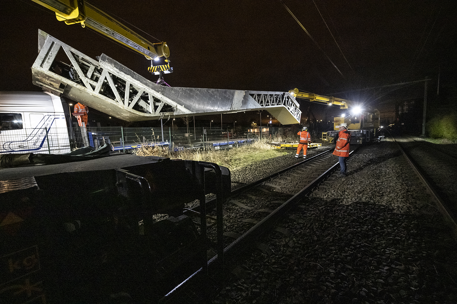 De oude roltrap wordt de vrachtwagen in getild