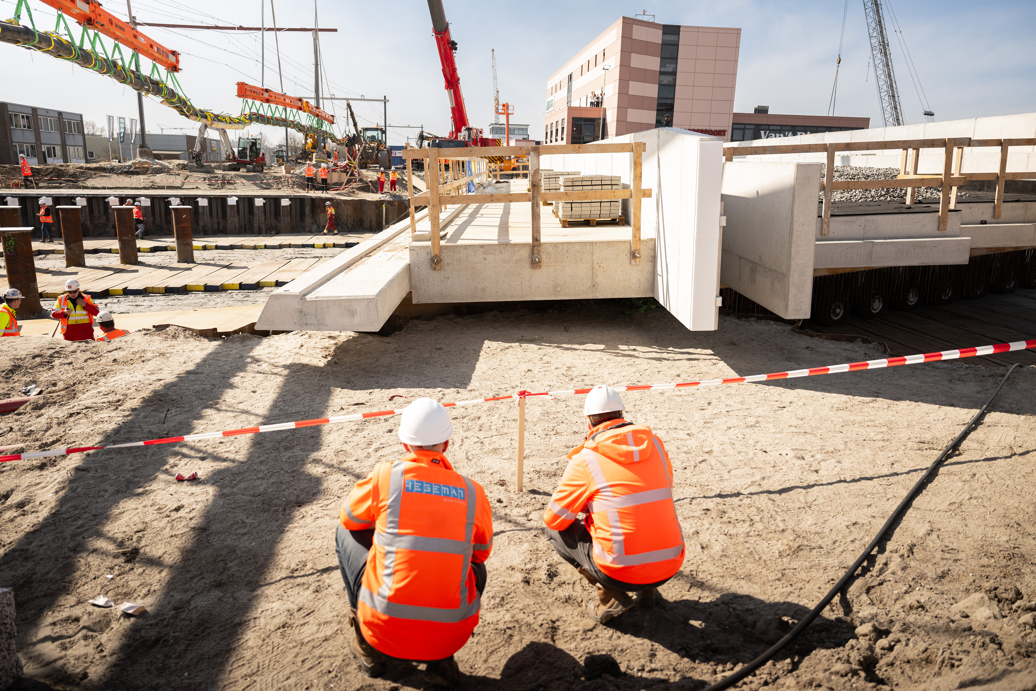 Millimeterwerk bij het inschuiven van het spoordek