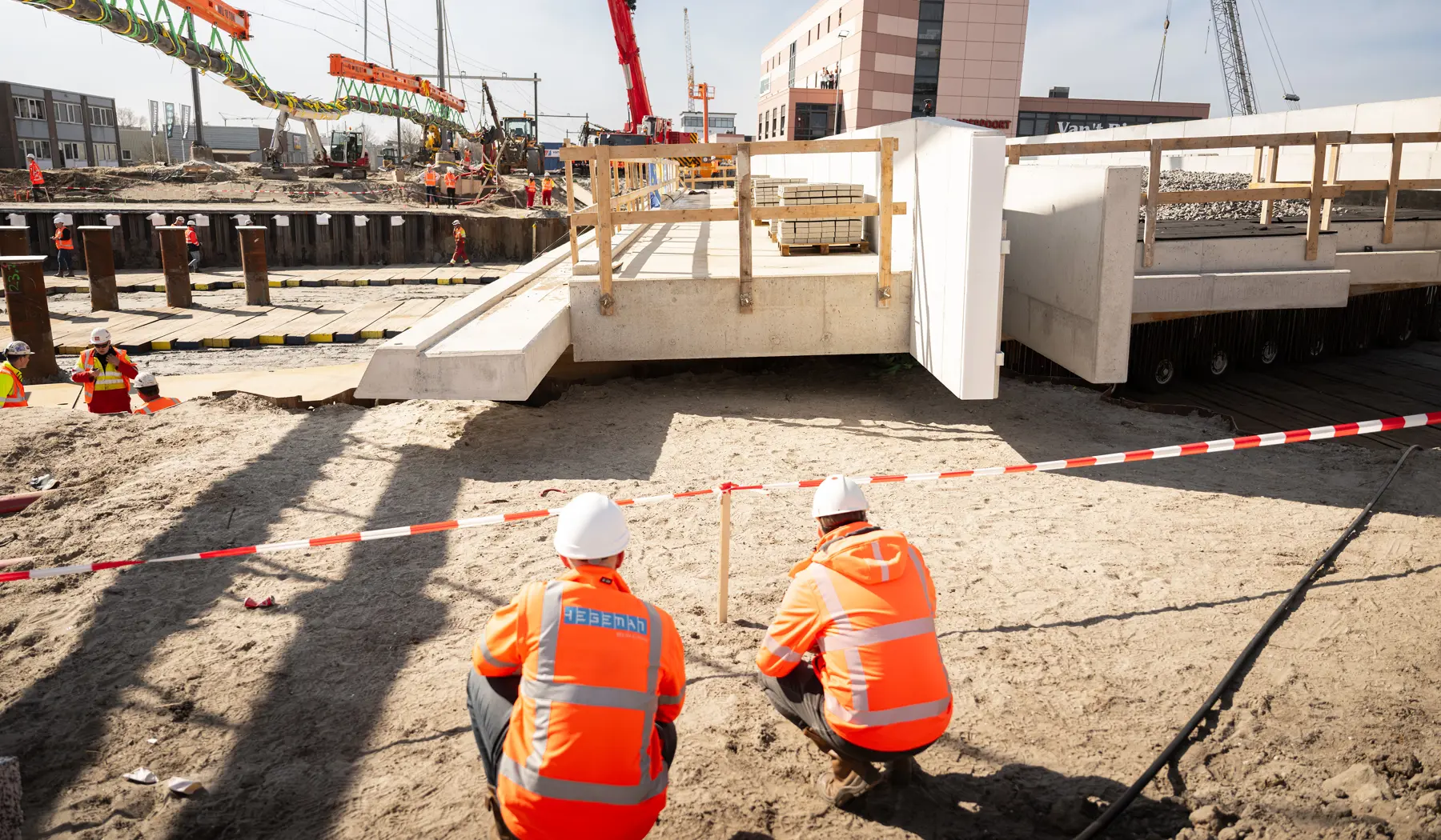 Millimeterwerk bij het inschuiven van het spoordek