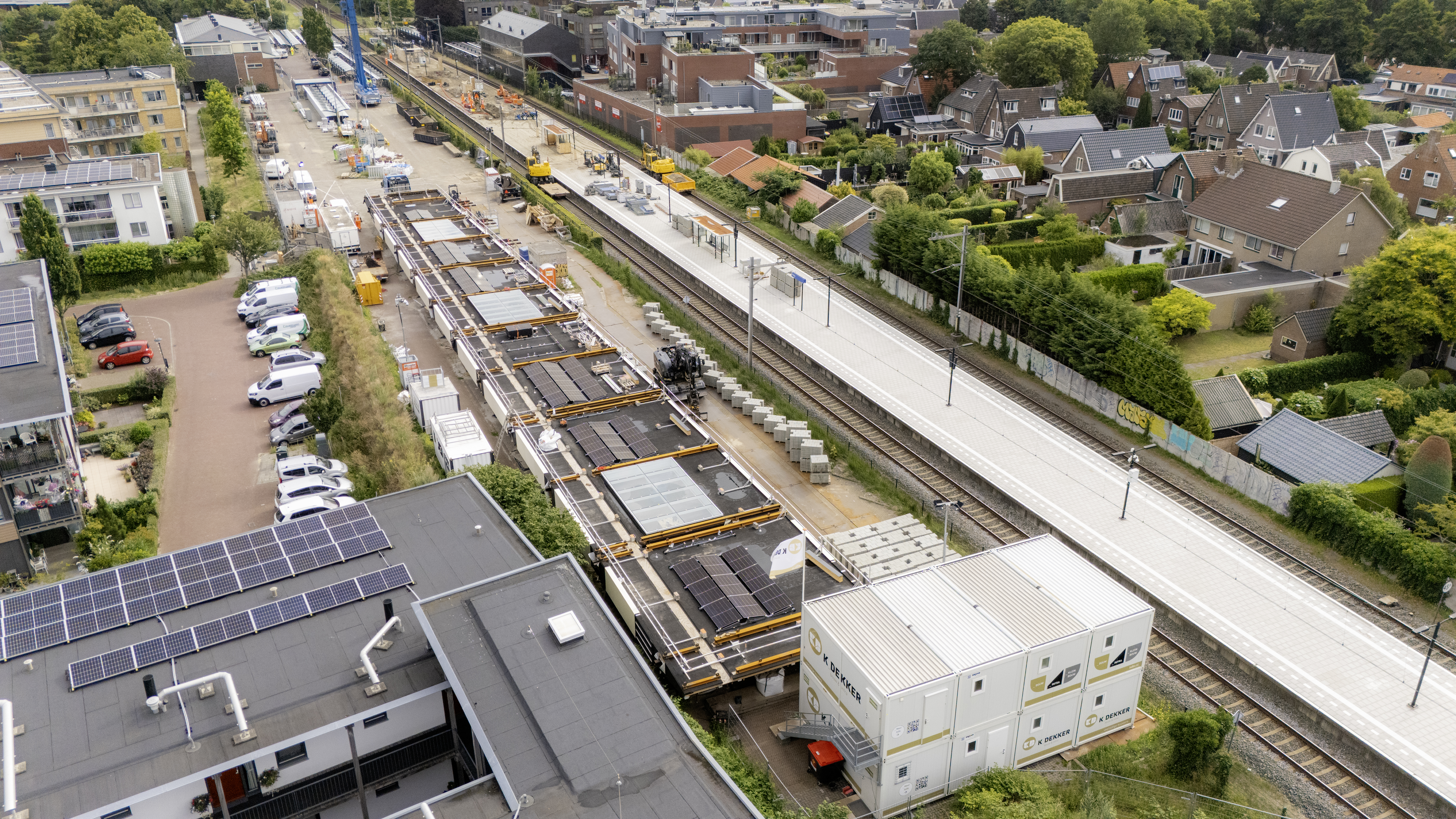 De nieuwe perronkap ligt op het naastgelegen P+R-terrein te wachten tot 't op station Heiloo getakeld wordt