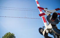 Wat doen Edo, Wilo en Ali-B bij het spoor