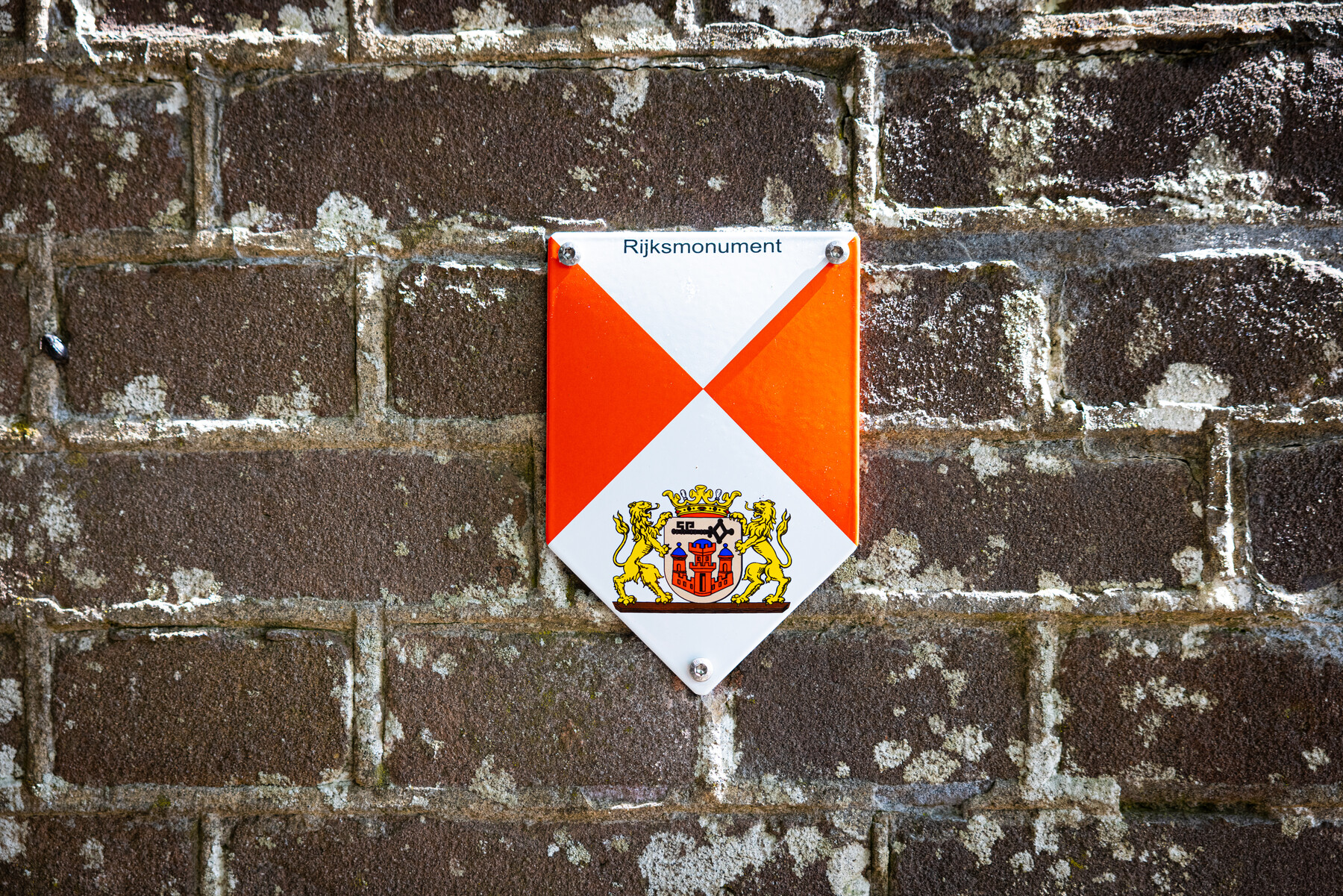 Het nieuw geplaatste monumentbordje