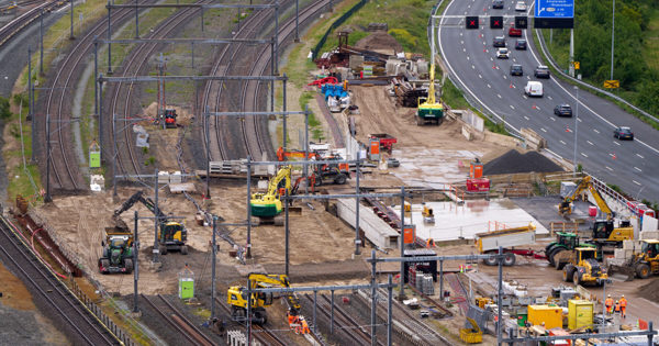 Dakdek van 2,4 miljoen kilo op zijn plek in Amsterdam Zuid
