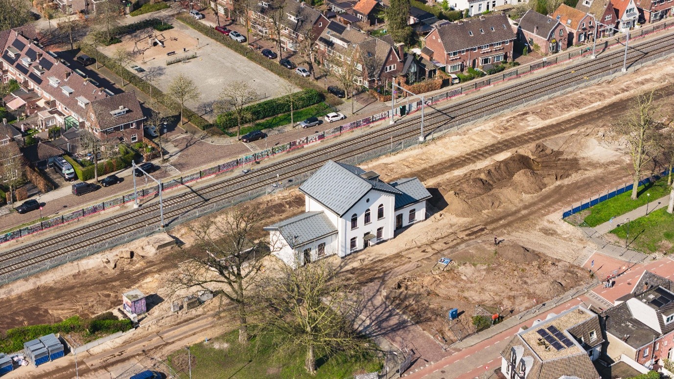 Bijzondere herdenkingen bij stationsgebouw Vught