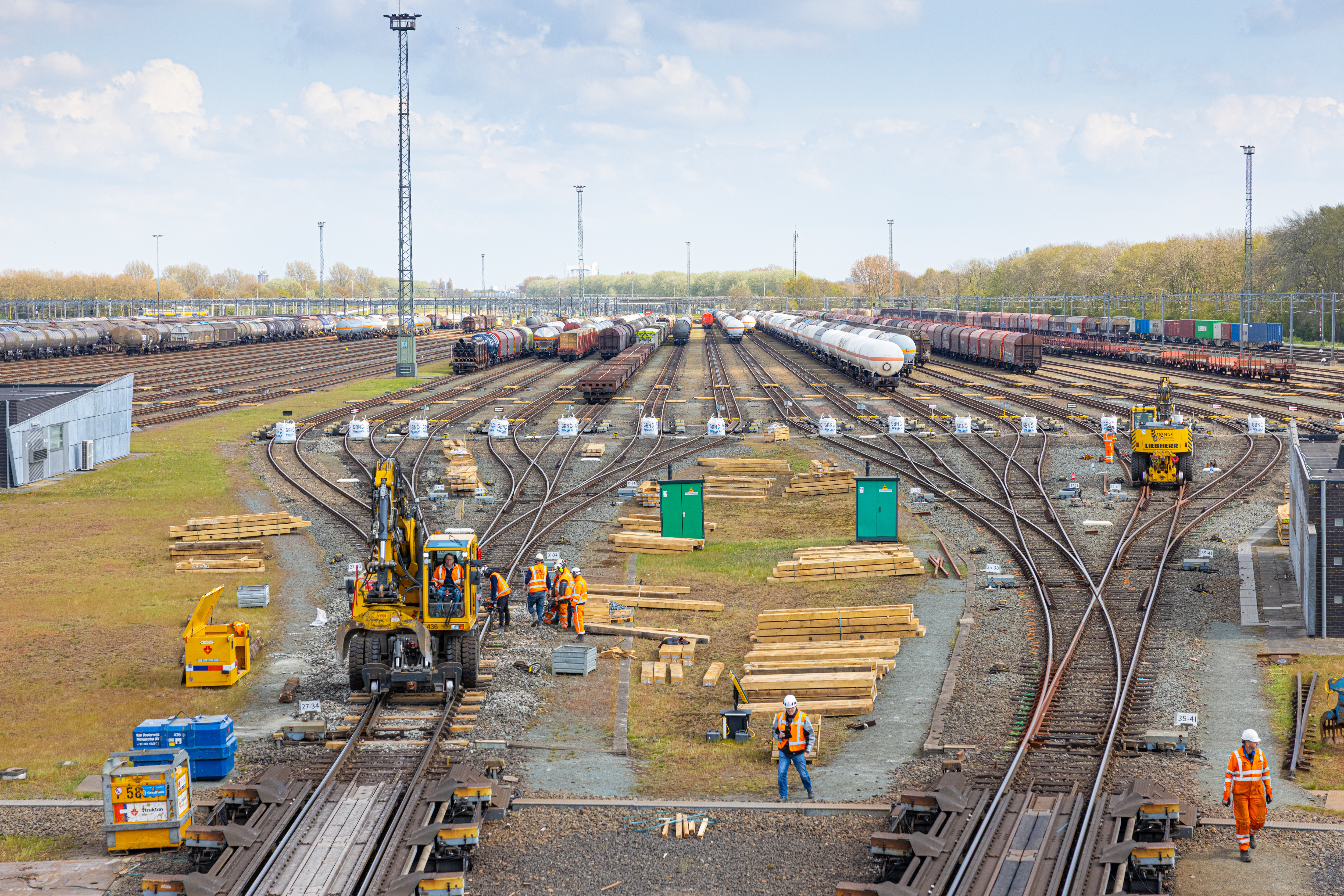 Met 50 hectare, 43 verdeelsporen, 14 aankomstsporen en 12 opstelsporen is Kijfhoek het grootste goederenemplacement van Nederland
