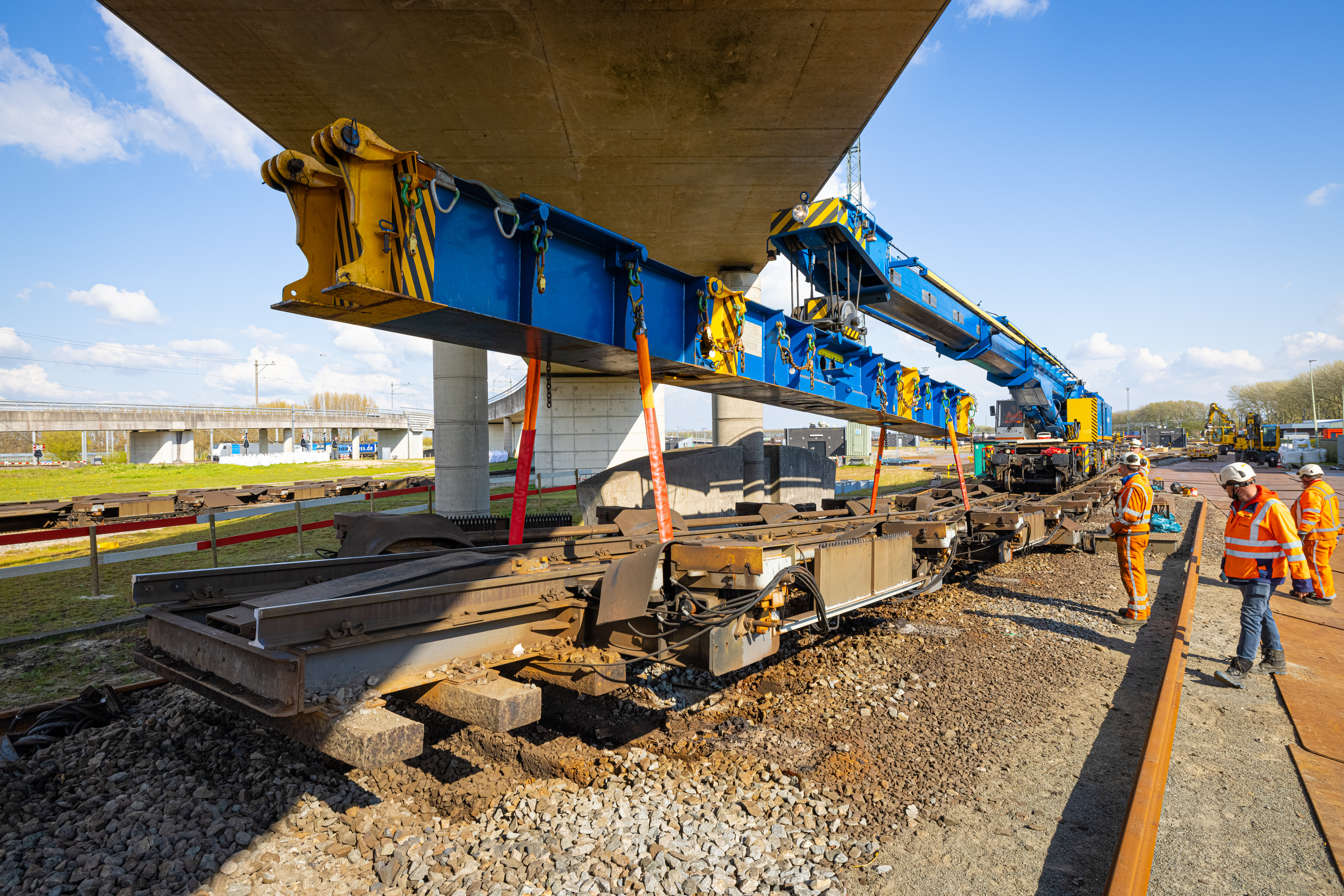 De hoofdrailrem wordt in twee delen opgetild, om vervolgens uit elkaar te worden gehaald
