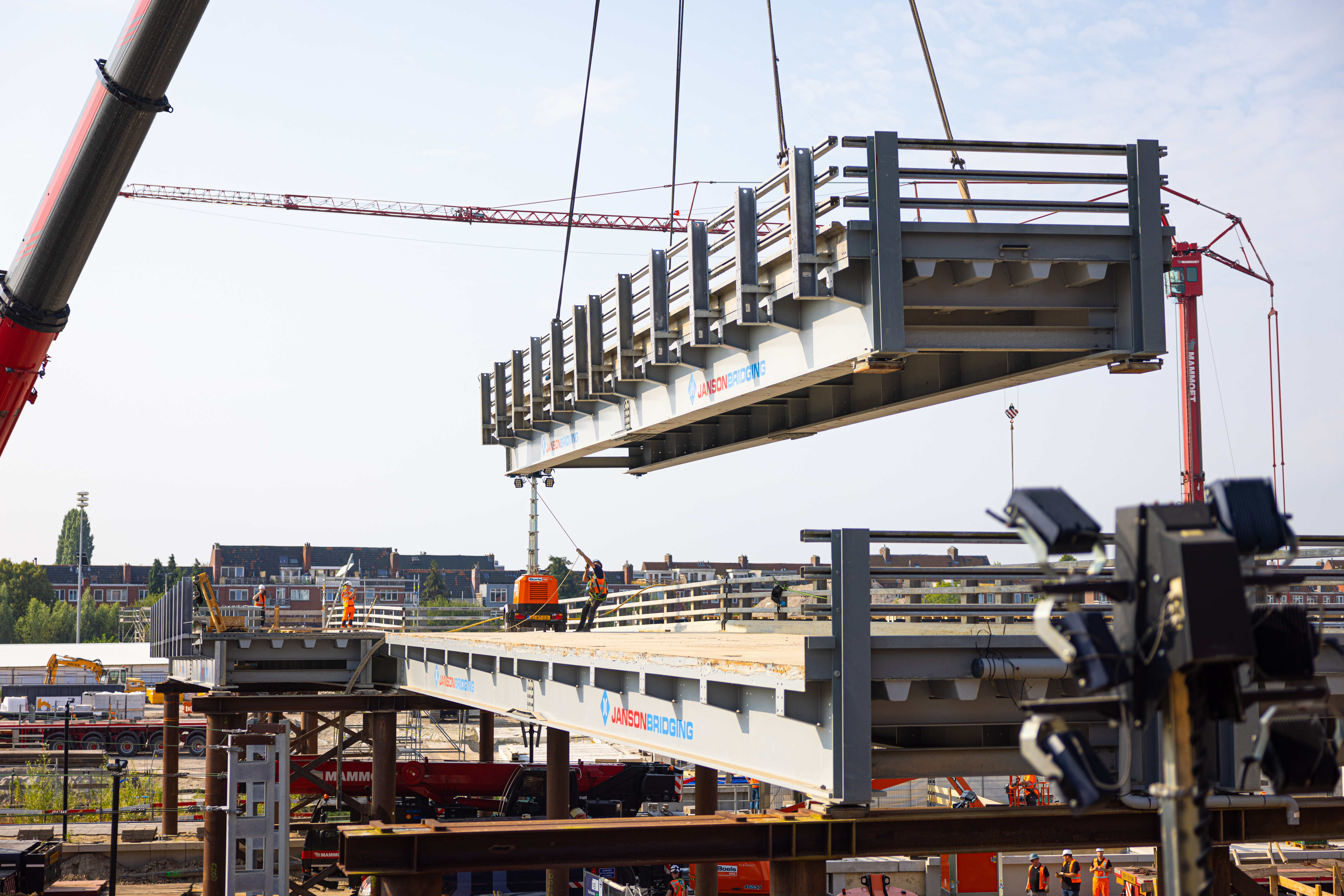 De hulpbrug wordt in delen afgebroken