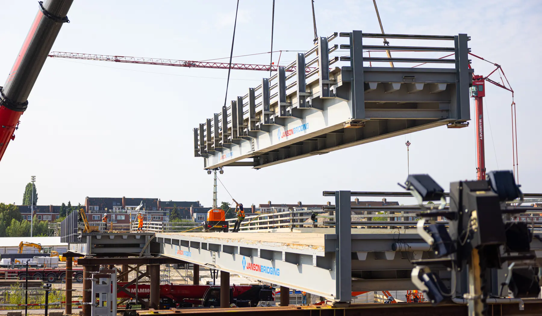 De hulpbrug wordt in delen afgebroken