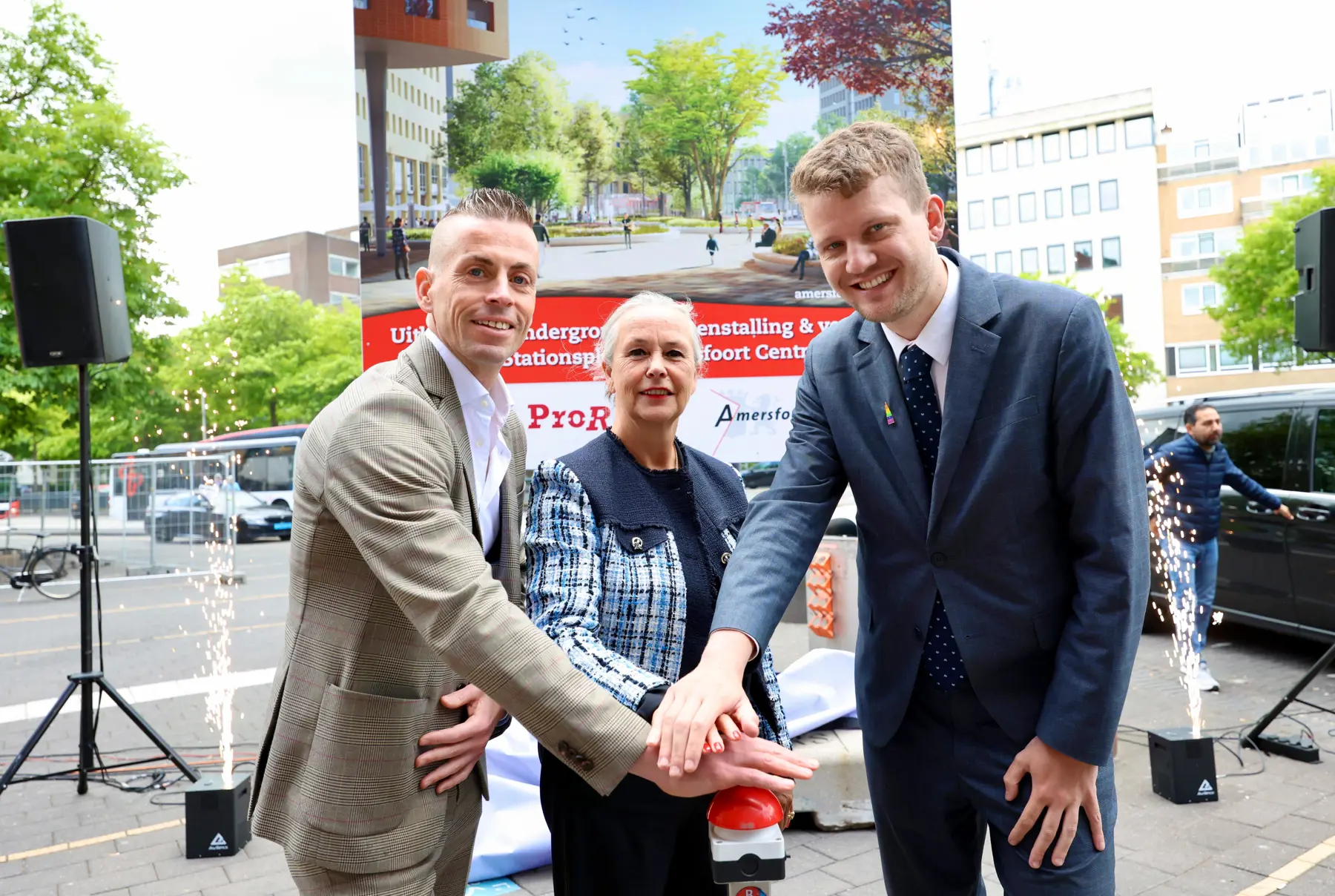 Harro Homan (regiodirecteur ProRail), Irma Winkenius (regiodirecteur NS), Tyas Bijlholt (wethouder Amersfoort) onthullen het bouwbord