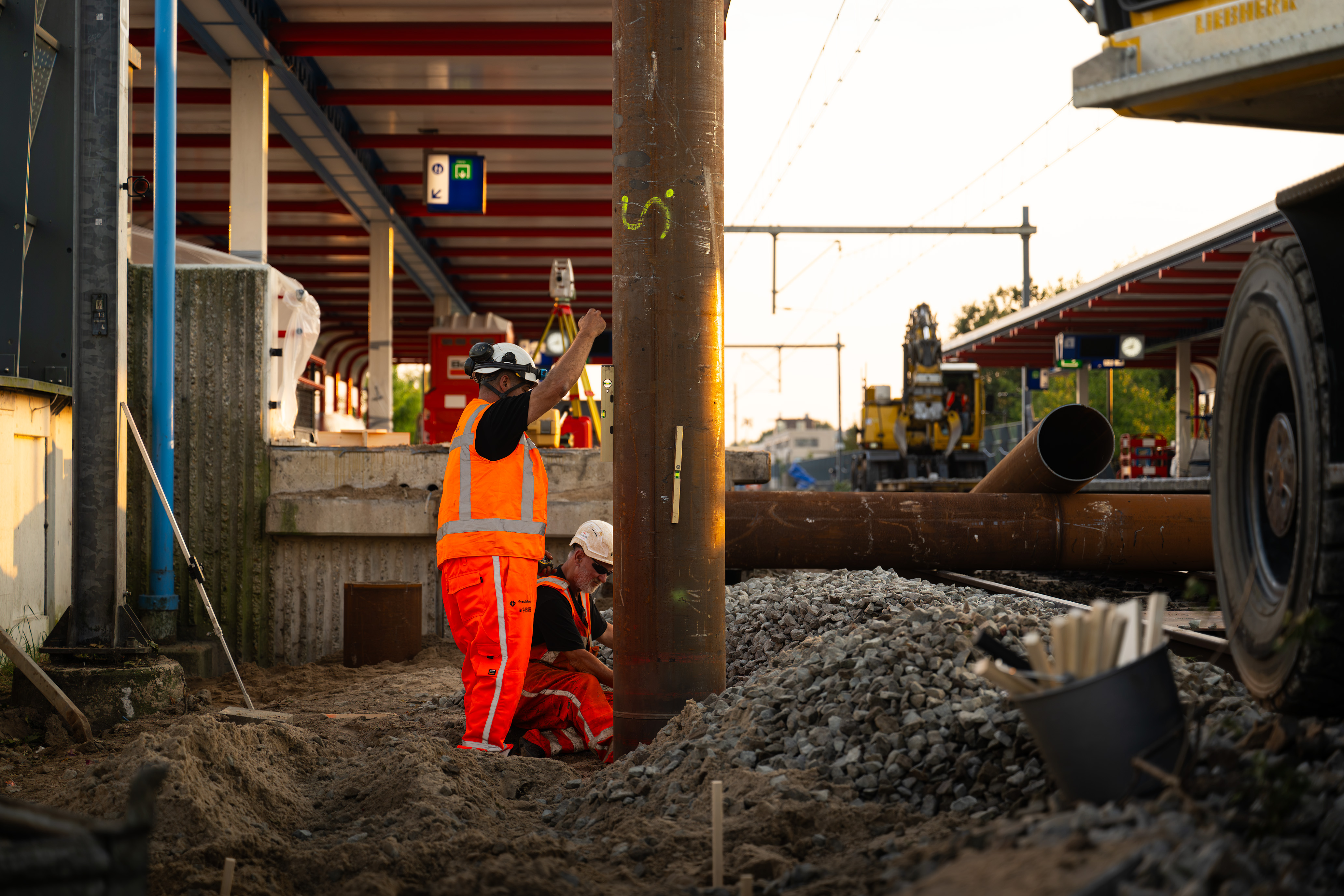 Nieuwe funderingspalen worden erin geslagen