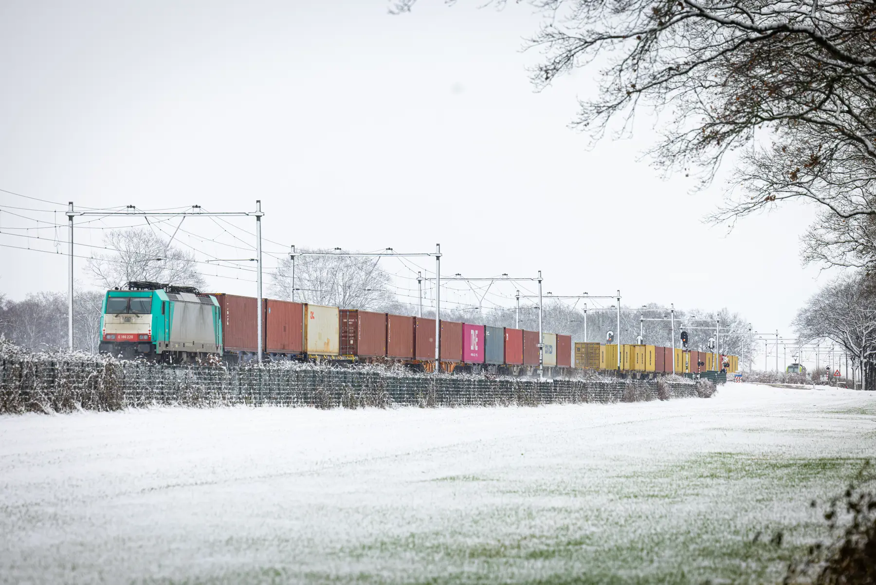 Goederentrein in de sneeuw