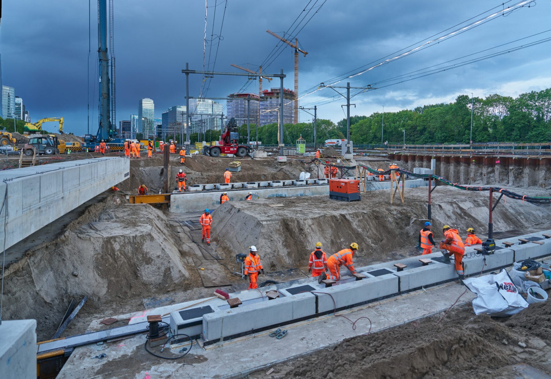 Het inschuiven van het dakdeel. Foto's via Marcel Steinbach