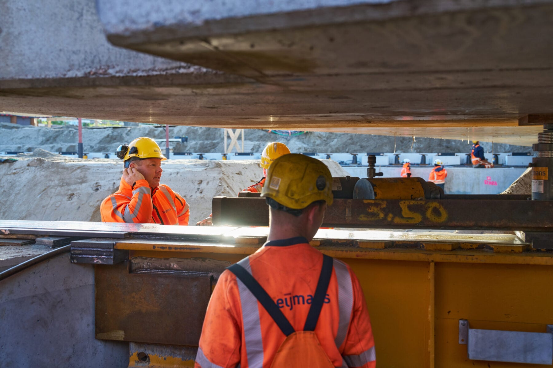 Het inschuiven van het dakdeel. Foto's via Marcel Steinbach