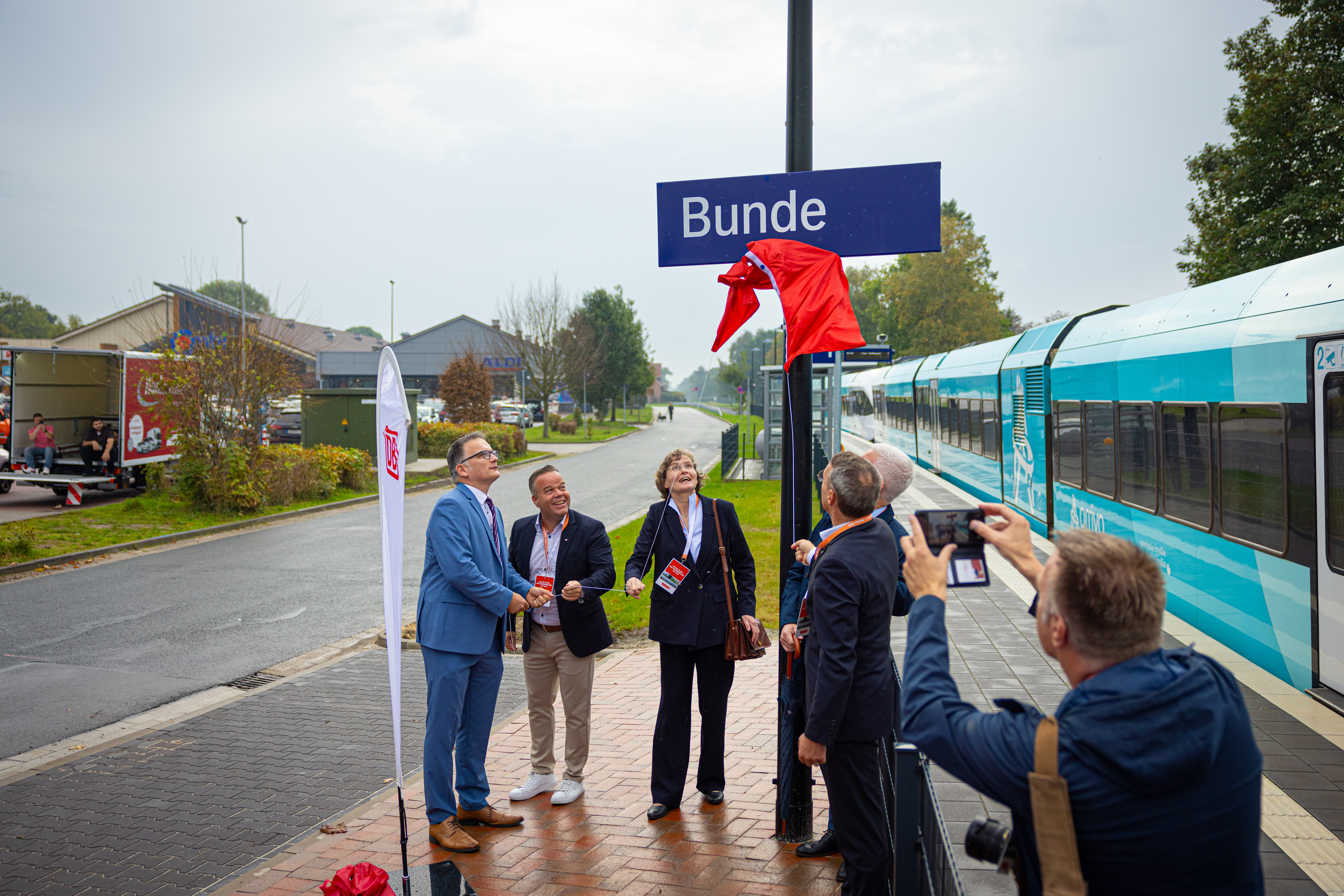 Via Bunde kun je nu tussen Groningen en Leer met de trein reizen