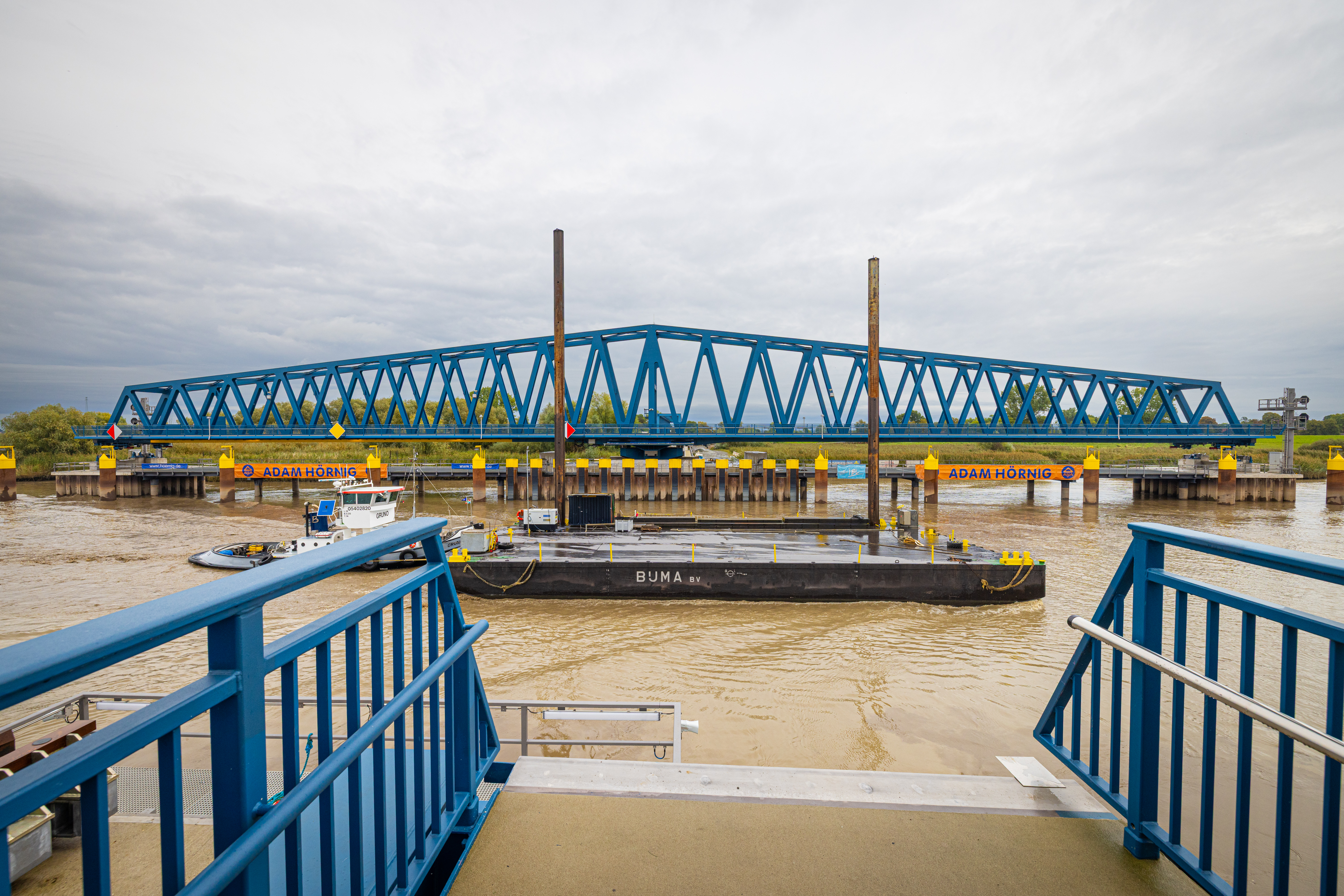 Een van de grootste spoordraaihefbruggen van Europa: de brug wordt eerst opgetild en dan gedraaid.