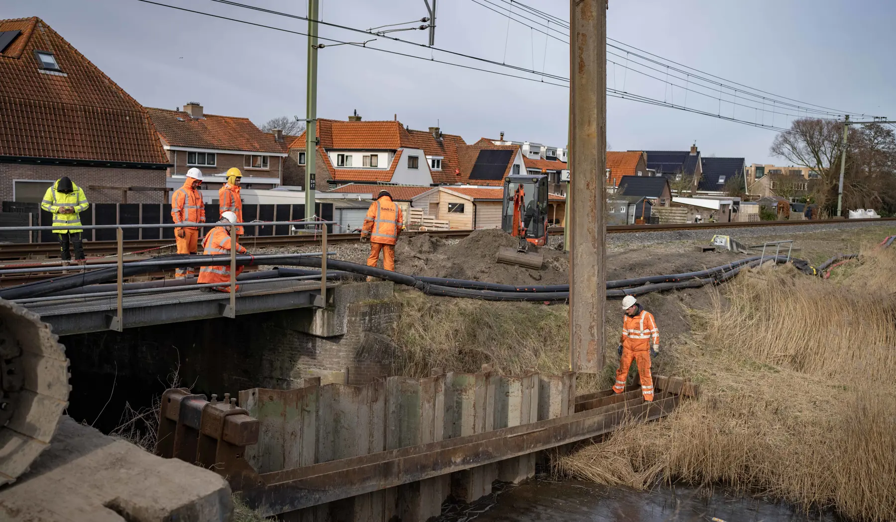 De spoorbrug wordt vervangen door een betonnen duiker