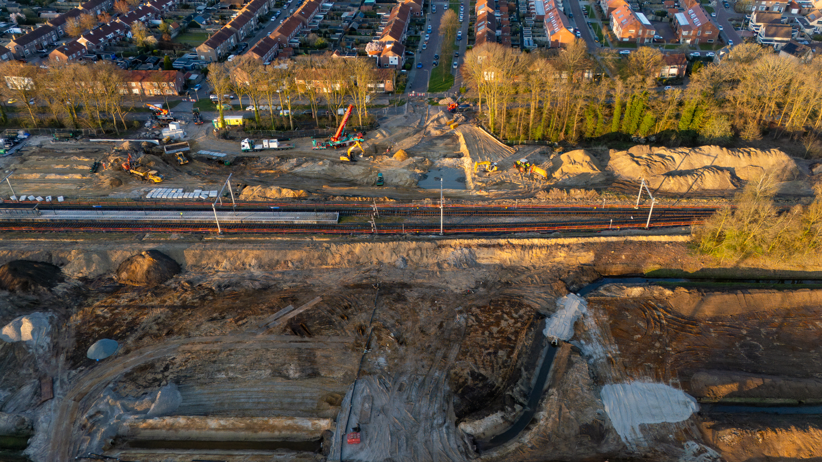Fietsers en voetgangers kunnen straks veilig onder het spoor door. 