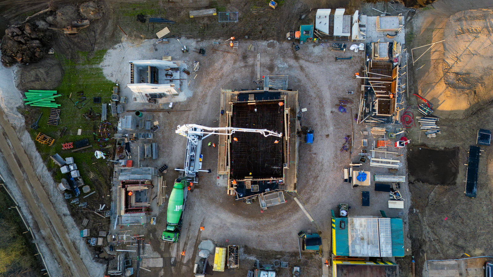 Het voorbouwen gebeurt op het werkterrein aan de noordkant van het station.