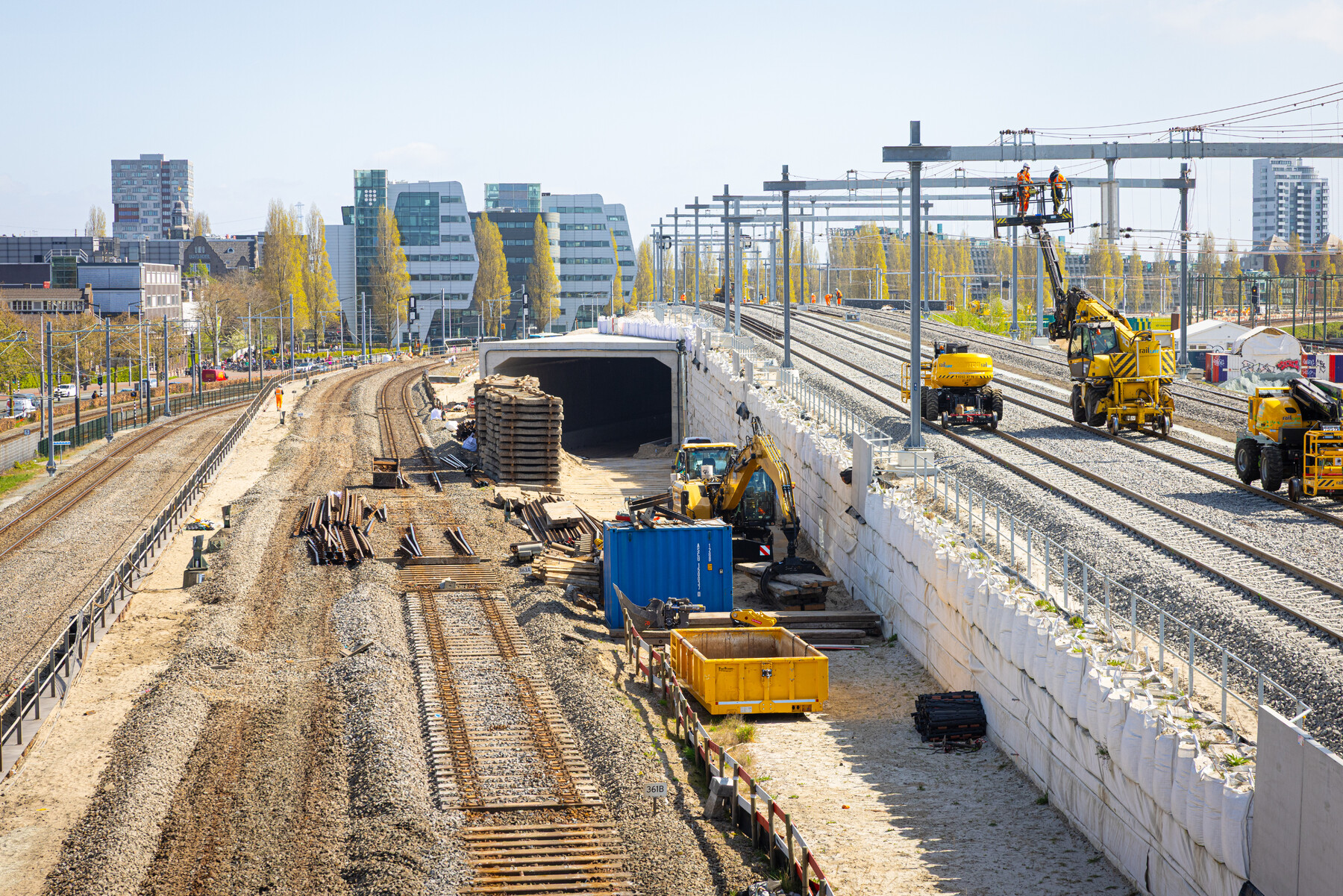 Op de Dijksgracht zijn nieuwe sporen aangelegd en in gebruik genomen. 