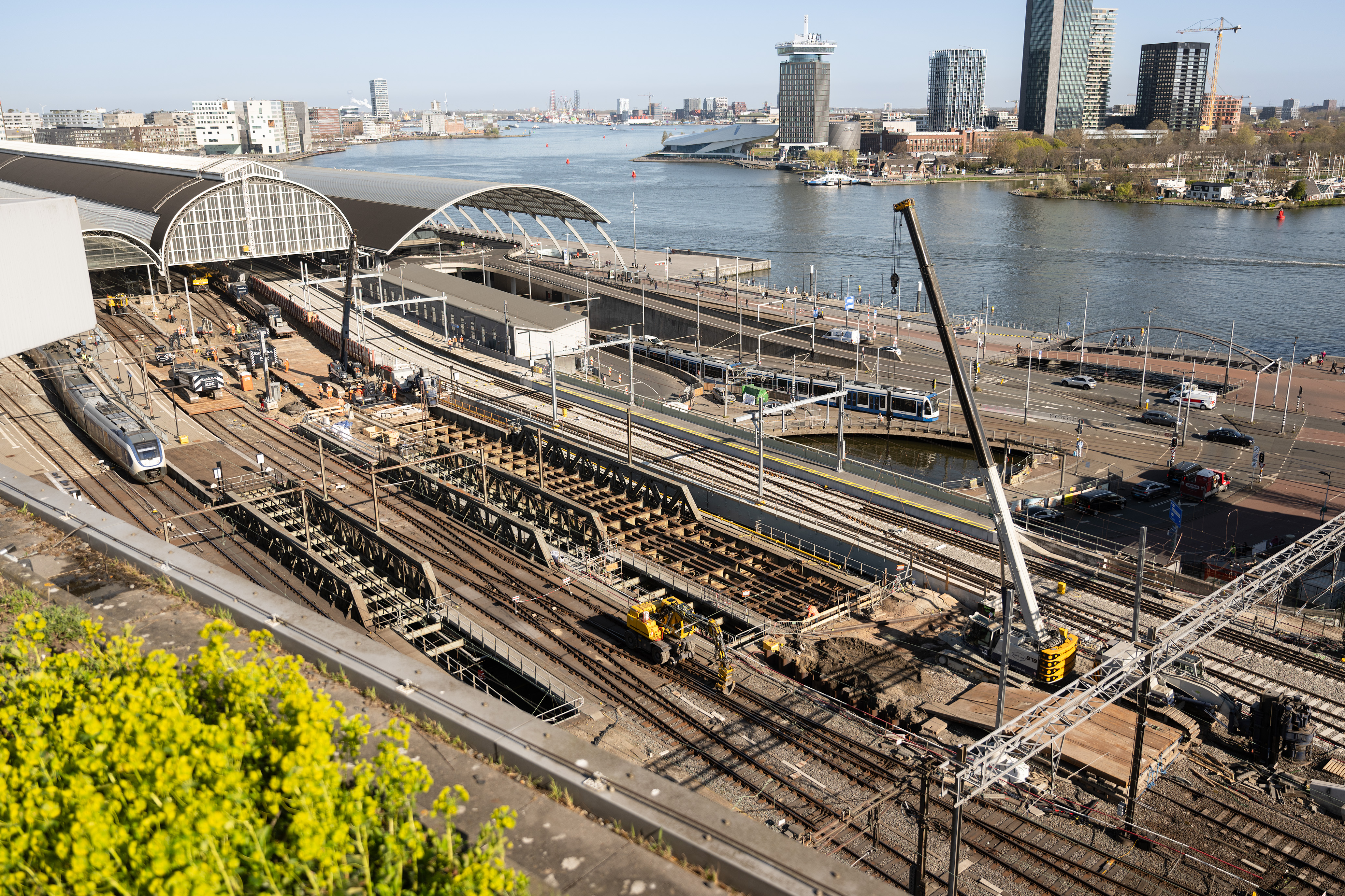 Werk aan de oostzijde van het station: aan de bruggen, de nieuwe fietsenstalling en de oostelijke reizigerstunnel