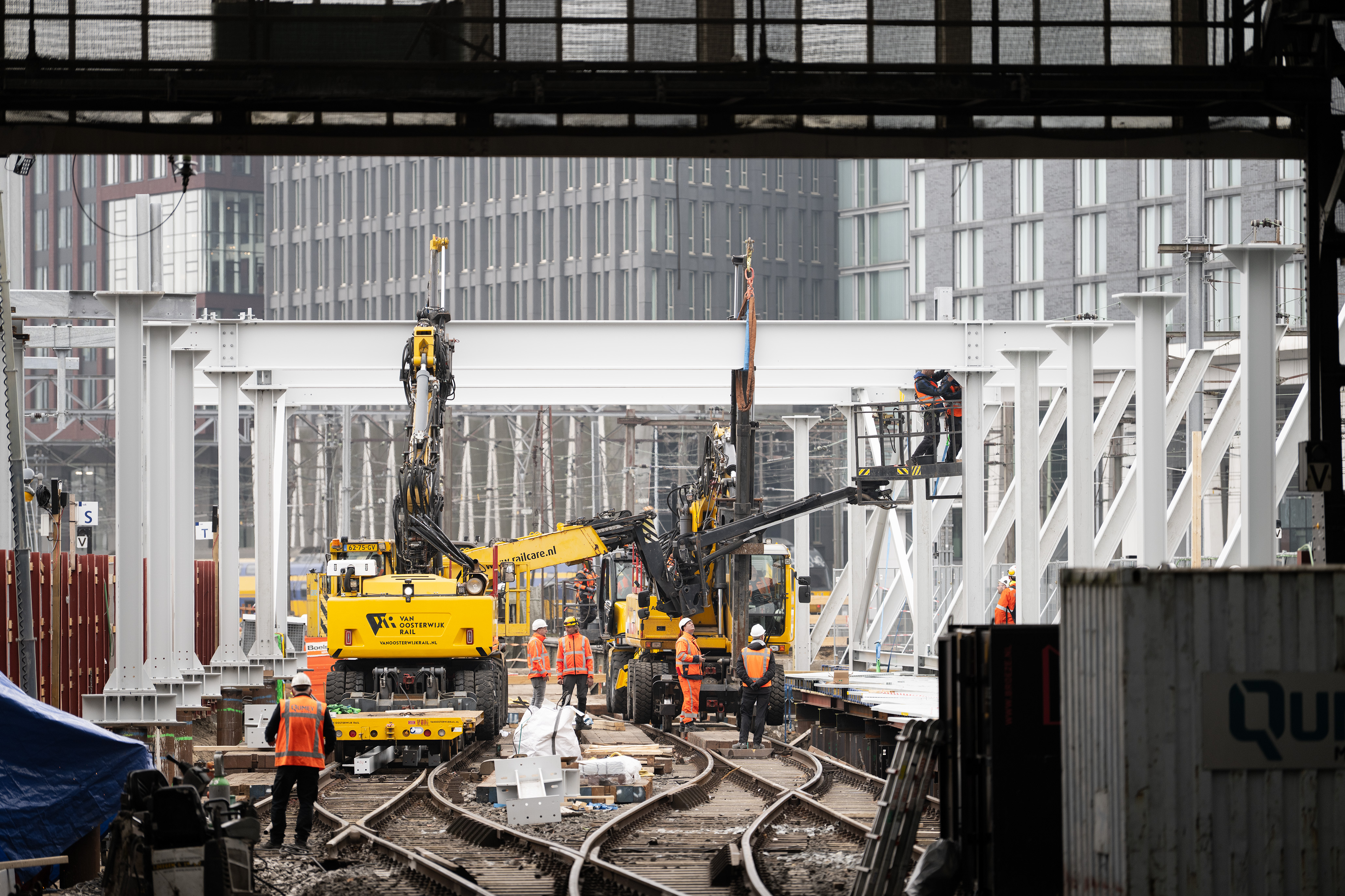 Een deel van de bovenloopkraan is geplaatst. Deze kraan laadt en lost wagons. 