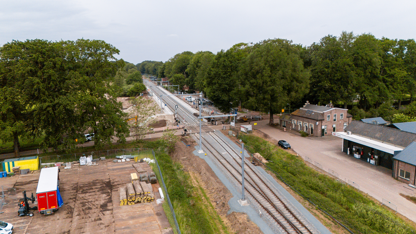 De overweg aan de Stationsweg heeft een nieuwe indeling gekregen.