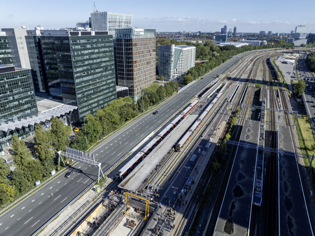 We breken delen van de A10 Zuid open voor de vernieuwing van het station. 