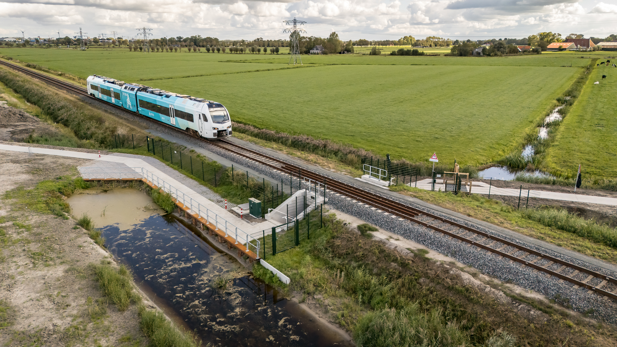 De nieuwe wandel- en fietsonderdoorgang in Deinum.