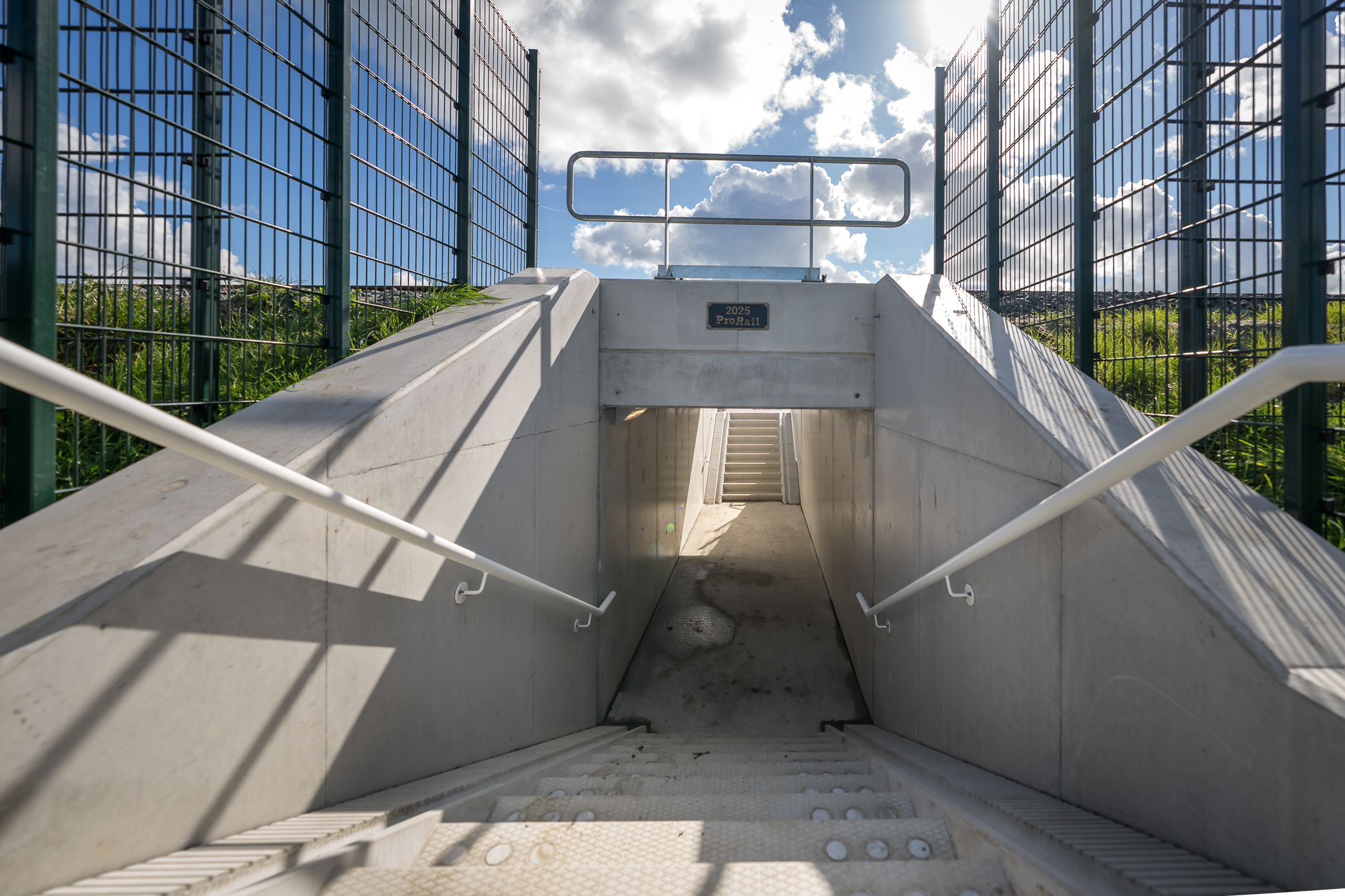 De nieuwe wandel- en fietsonderdoorgang in Deinum.