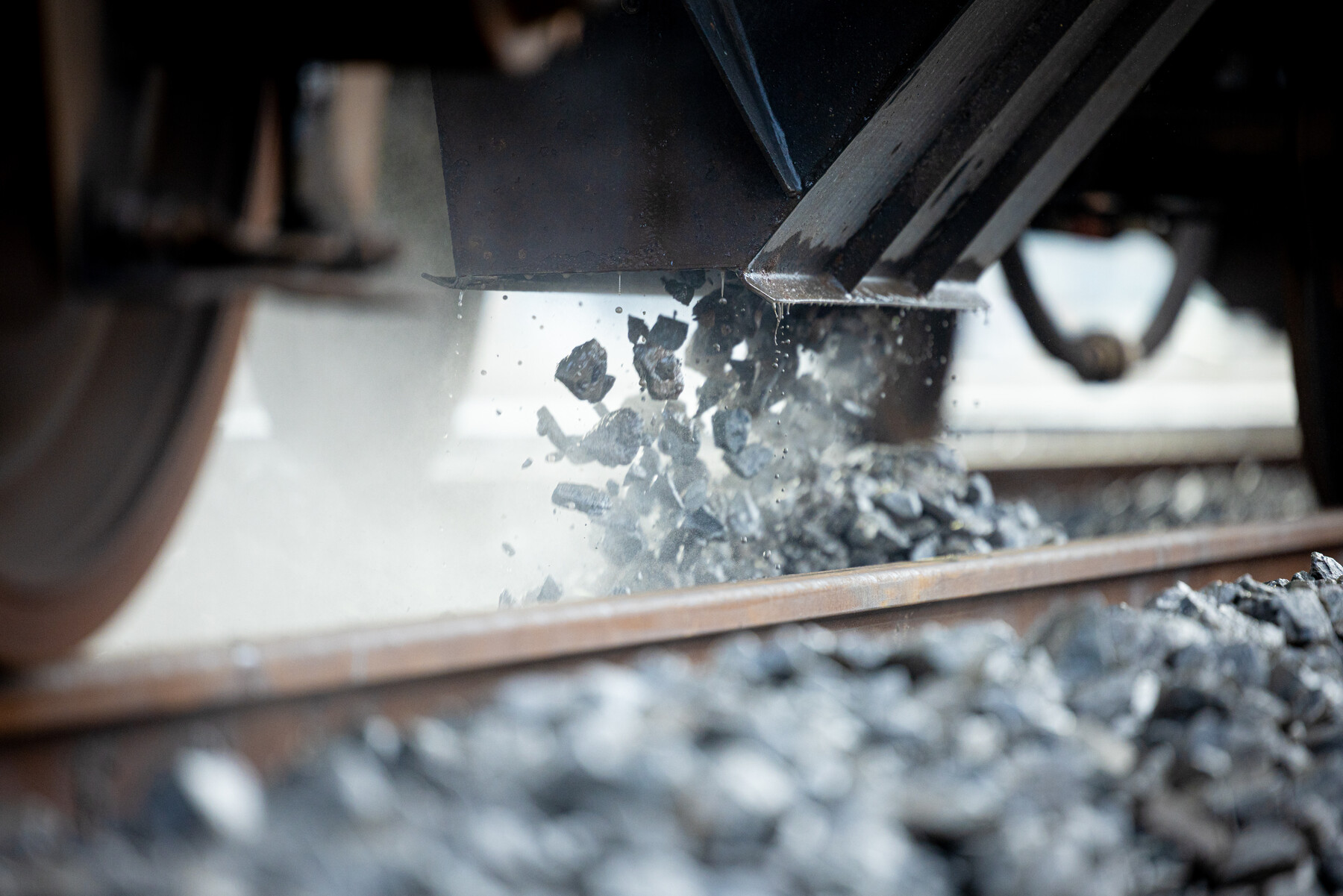 Stofarm spoorgrind storten door tegelijk te sproeien.