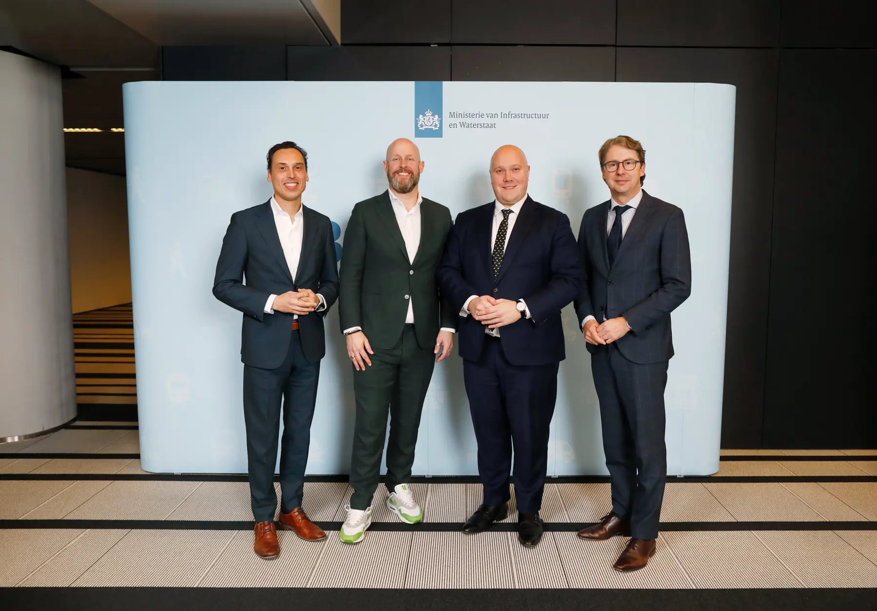Stijn Smeulders (gedeputeerde provincie Noord-Brabant), Rick Vermin (wethouder gemeente ‘s-Hertogenbosch), Thierry Aartsen (staatssecretaris I&W) en Dimitri Kruik (ProRail Directeur regio Zuid) trots op het bereikte resultaat voor Bosch Centraal.