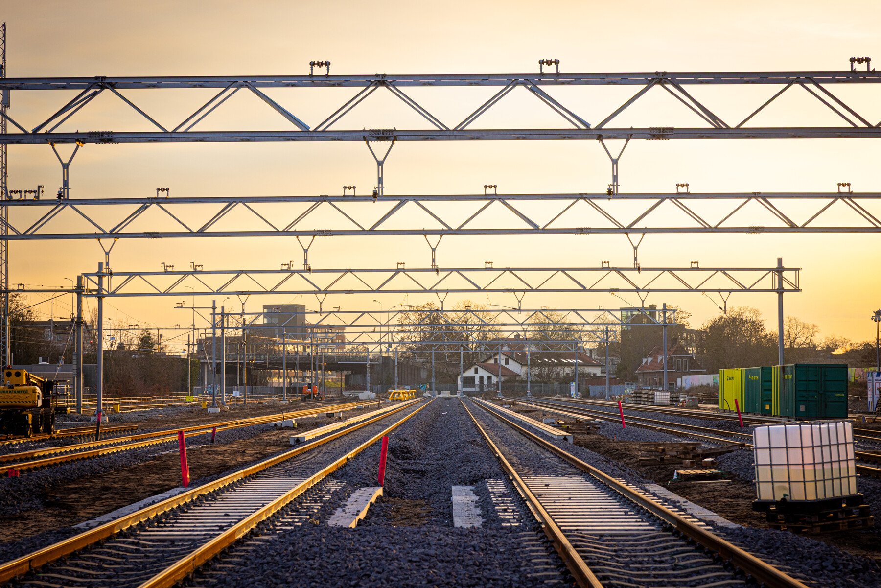 Het opstelterrein met de geplaatste bovenleidingsportalen.