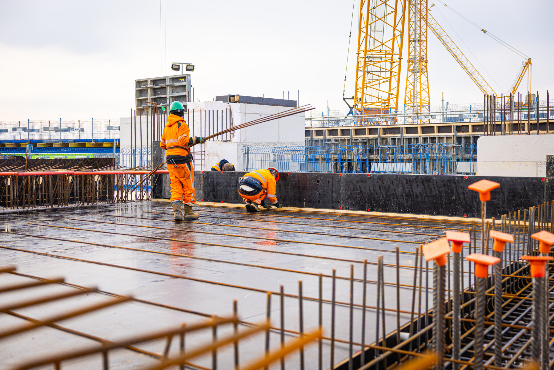 Medewerkers maken de bekistiging van de wanden en het spoordek. 