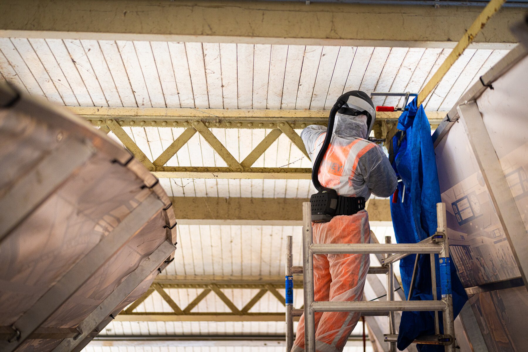 Vanaf het werkplatform worden de klinknagels vervangen door tijdelijke bouten. 