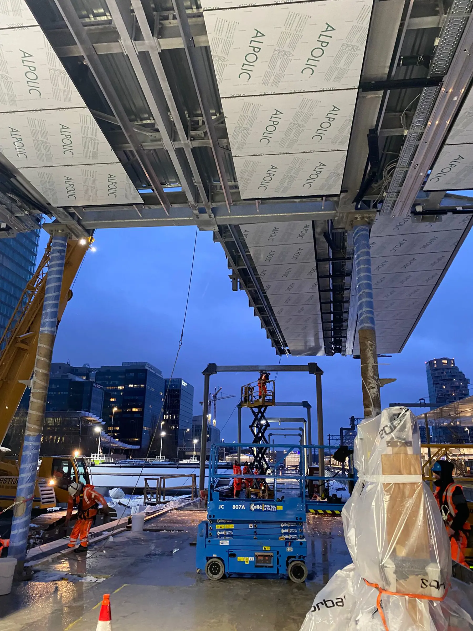 Werk aan de perronkappen op Amsterdam Zuid