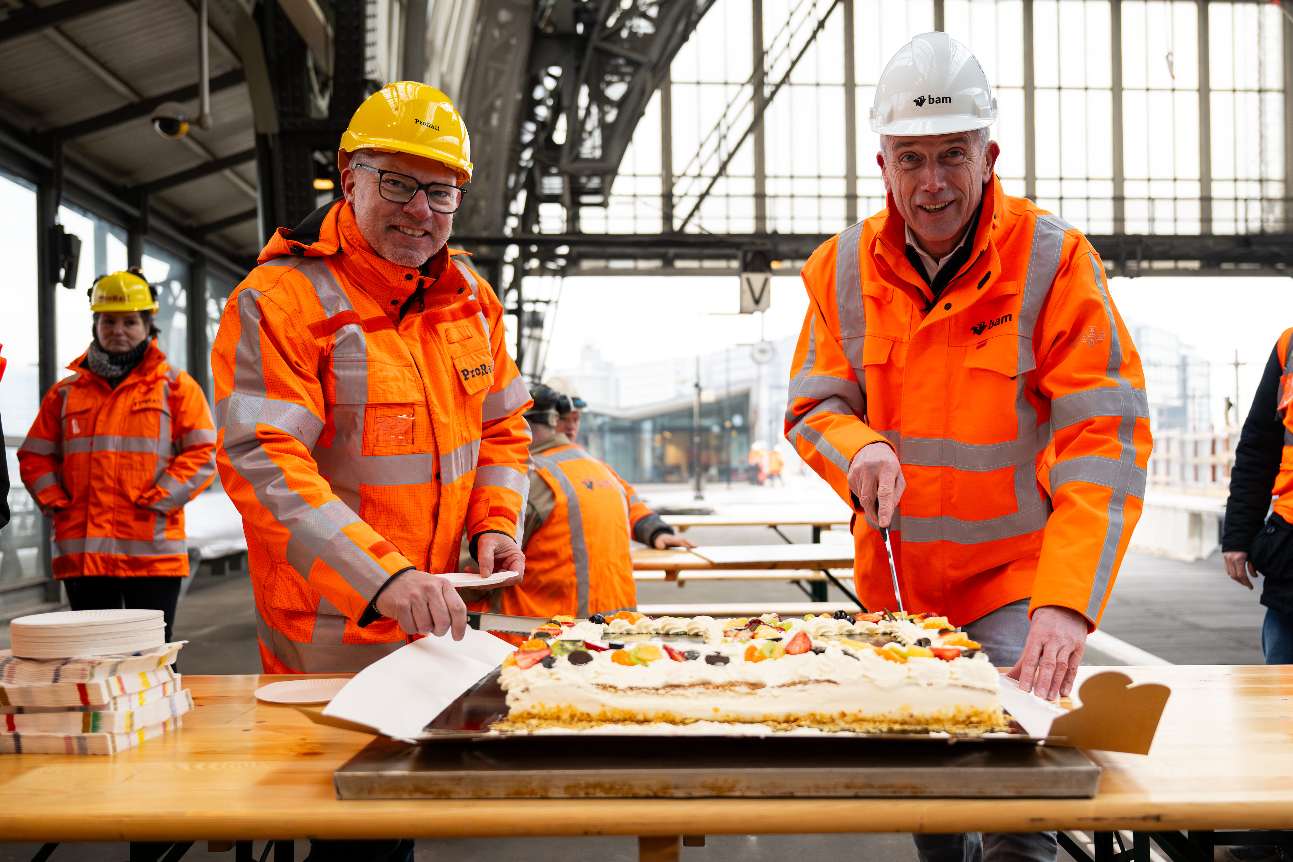 Projectmanager Laurens Wever en BAM-directeur Alfred Siemes snijden de taart aan