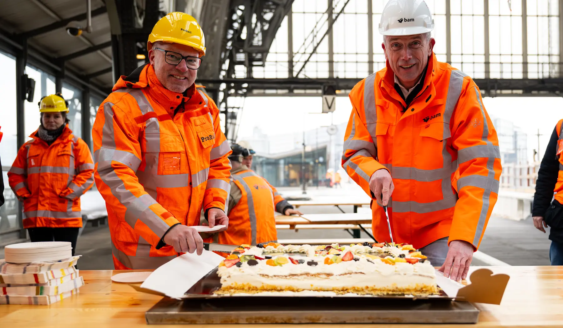 Projectmanager Laurens Wever en BAM-directeur Alfred Siemes snijden de taart aan