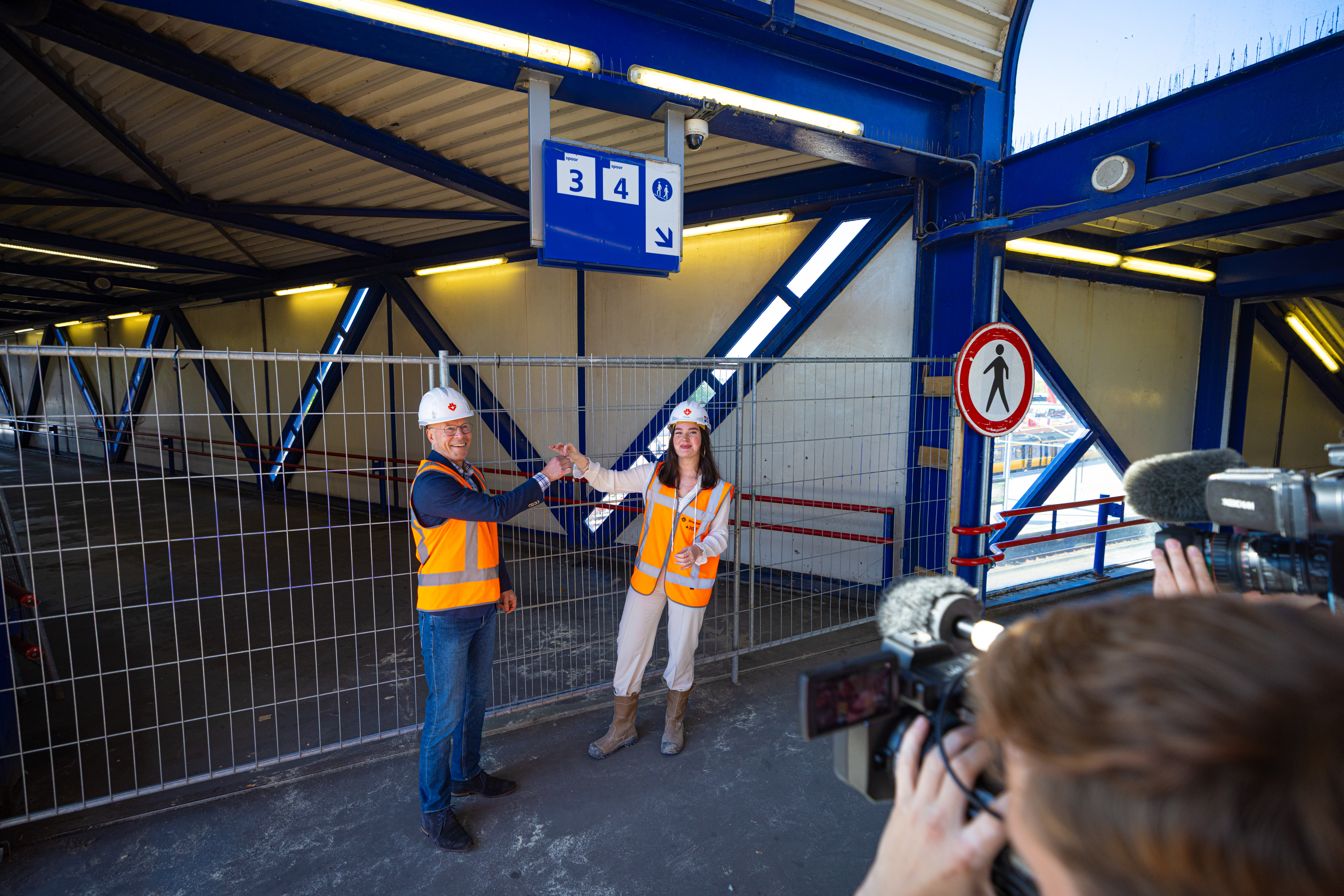 Wim Kamminga (gemeente Groningen) en Amanda Reilman (Strukton) sluiten de brug definitief