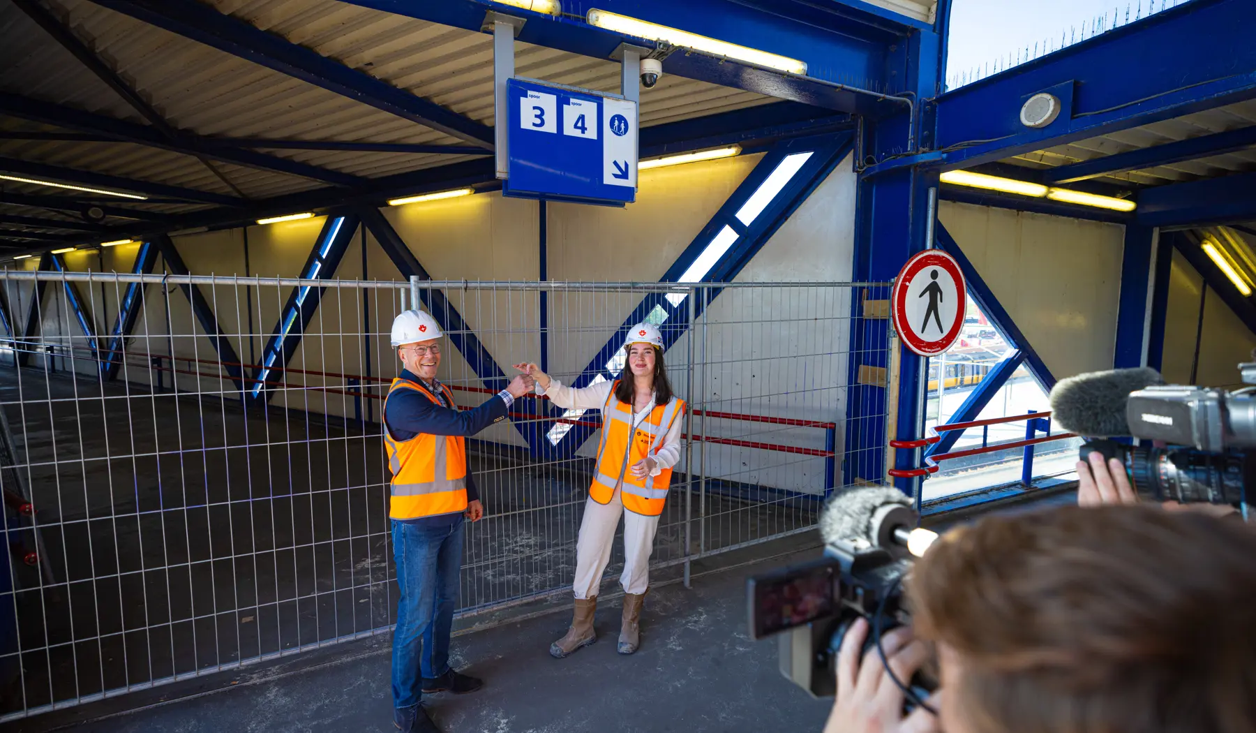 Wim Kamminga (gemeente Groningen) en Amanda Reilman (Strukton) sluiten de brug definitief