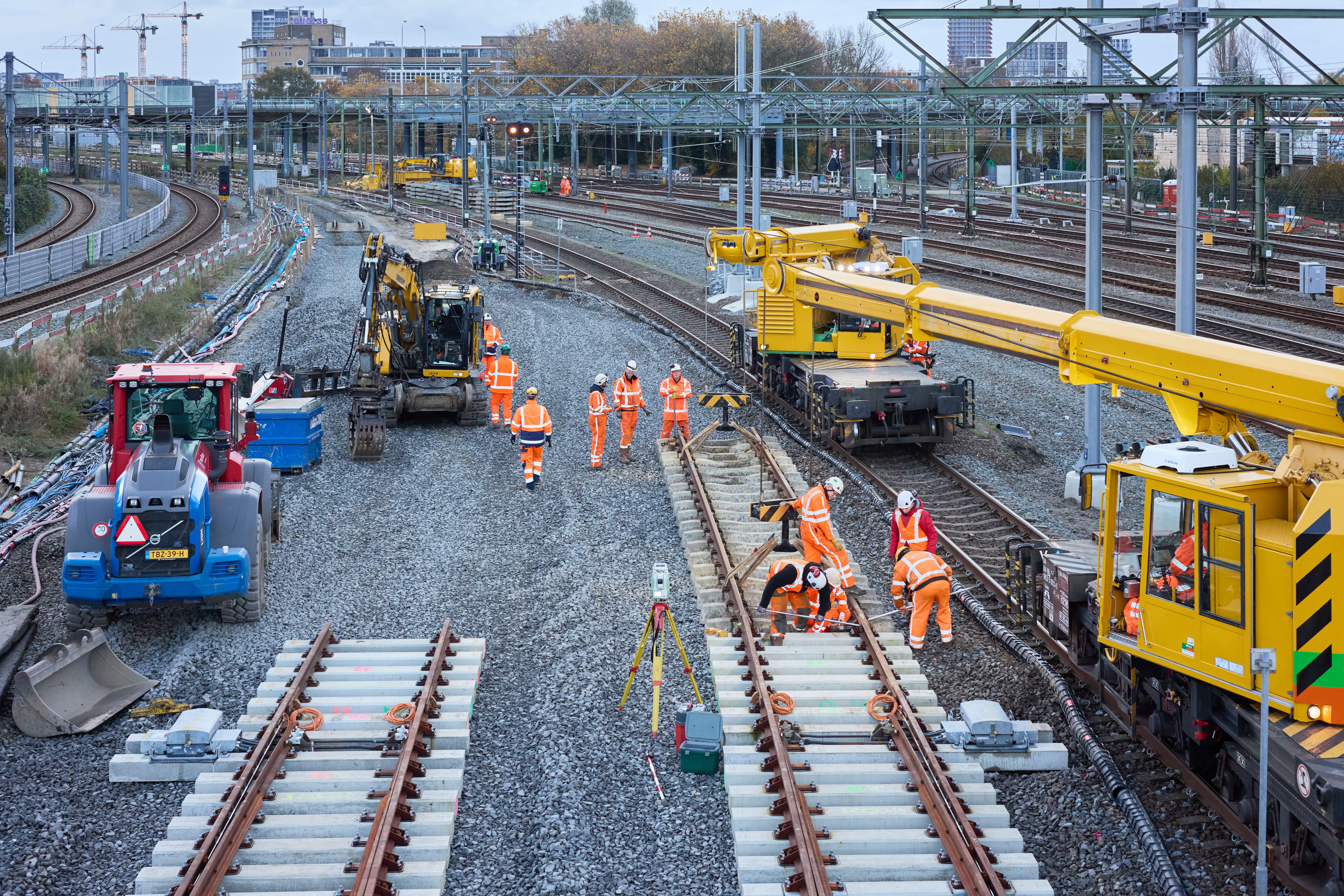 2 spoorkranen waren nodig om alle onderdelen op hun plek te leggen