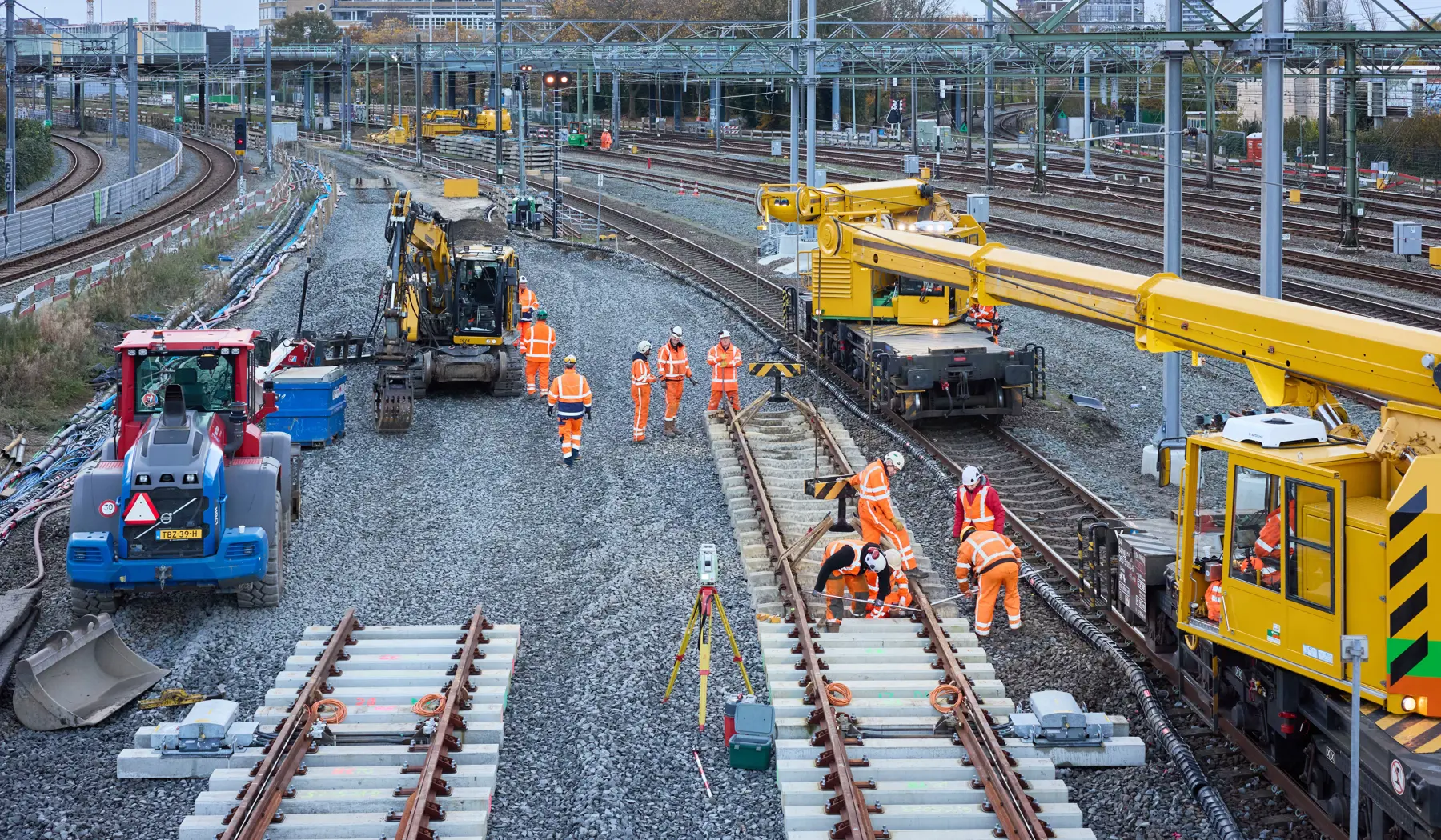 2 spoorkranen waren nodig om alle onderdelen op hun plek te leggen