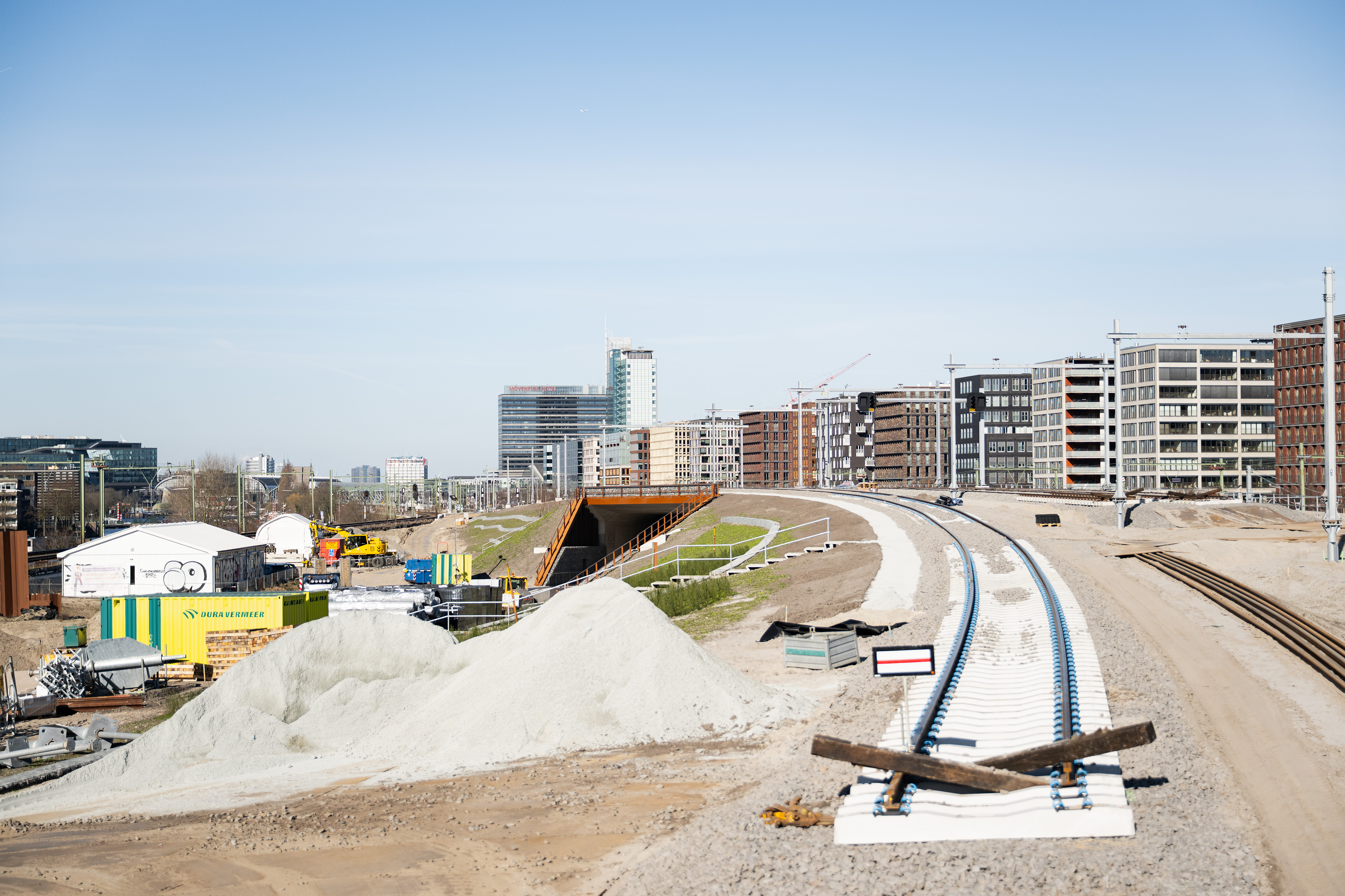 Op de Dijksgracht wordt een vrije kruising gebouwd. 