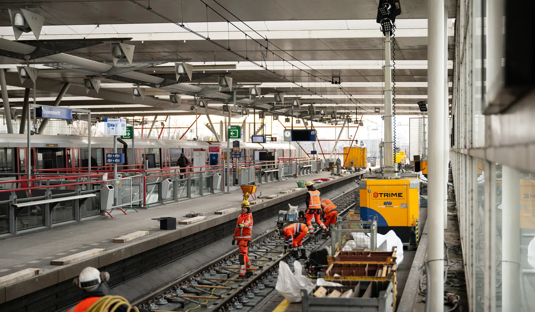 Op station Duivendrecht zijn sporen en perrons aangepakt