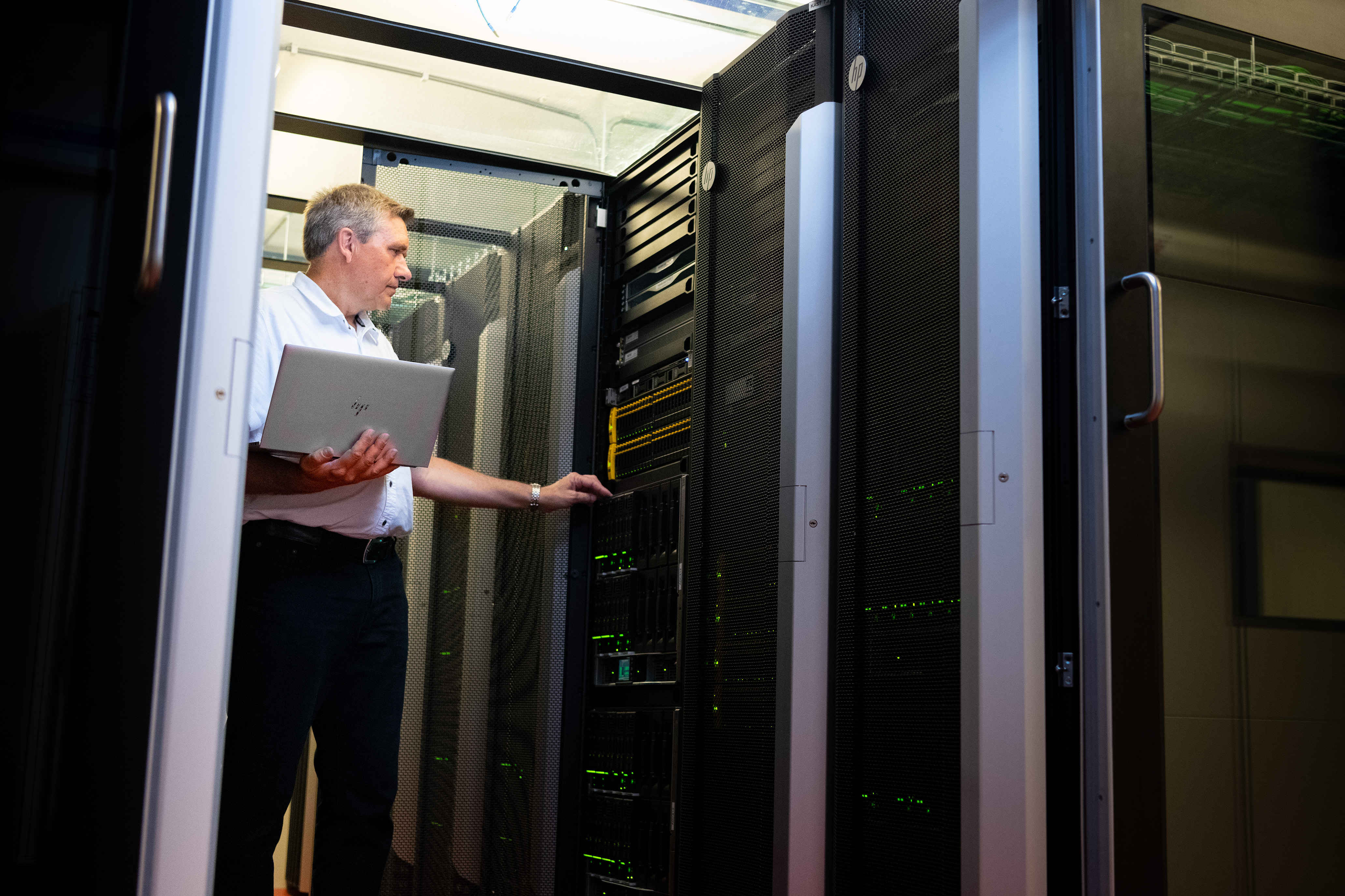 Hij ontwerpt complexe ICT-infrastructuren en systemen voor de treindienstleiding