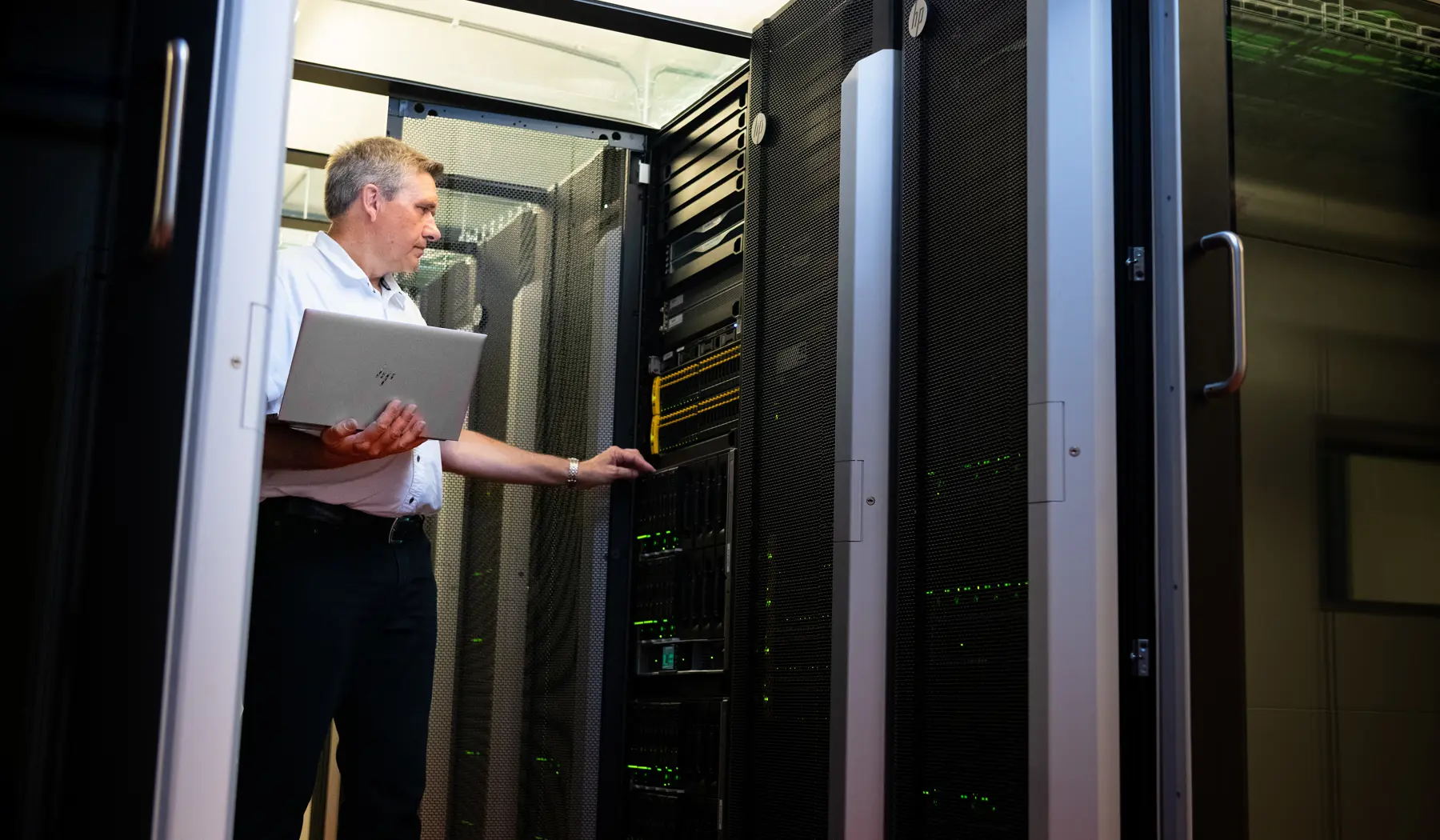 Hij ontwerpt complexe ICT-infrastructuren en systemen voor de treindienstleiding