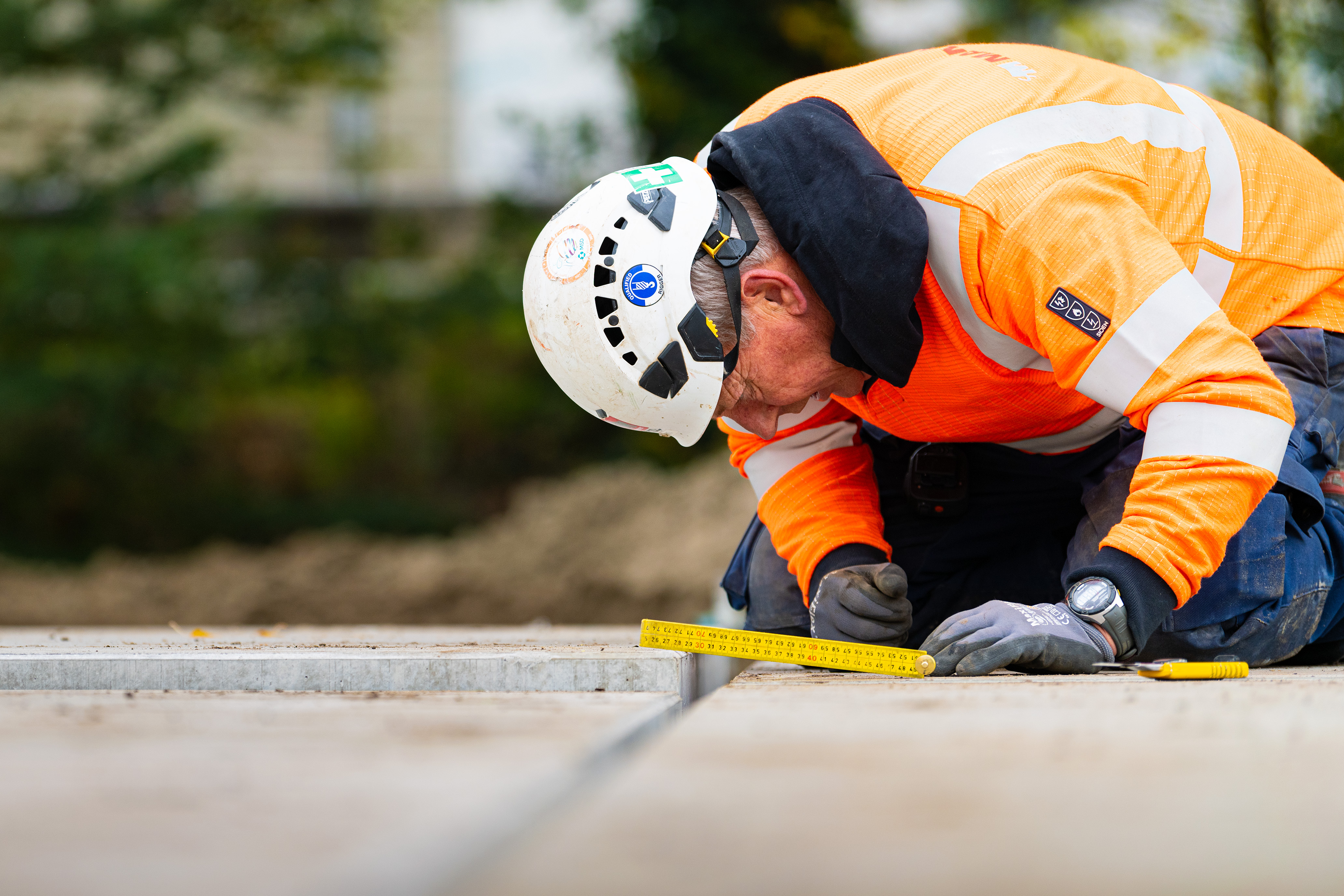 Er zijn ruim 130 perronplaten gelegd. De perronplaten moeten volledig waterpas liggen en niet verzakken. 