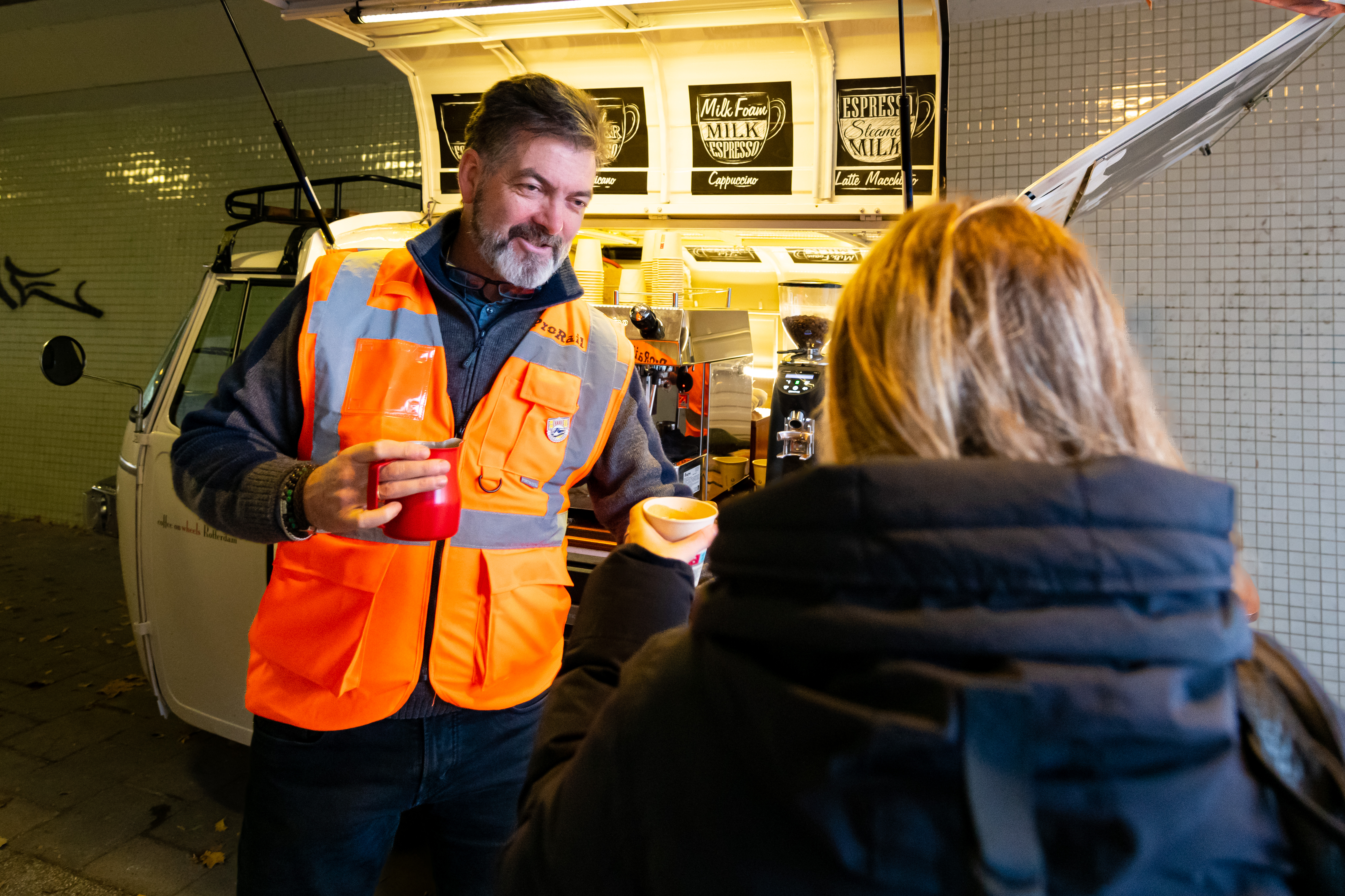 Met een vers getapte kop koffie of thee in de hand kunnen reizigers vanaf maandagochtend weer met de trein naar Lage Zwaluw of Dordrecht Centraal