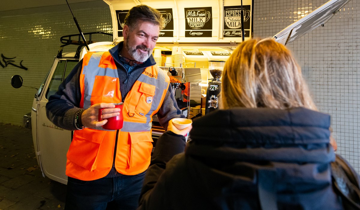 Met een vers getapte kop koffie of thee in de hand kunnen reizigers vanaf maandagochtend weer met de trein naar Lage Zwaluw of Dordrecht Centraal