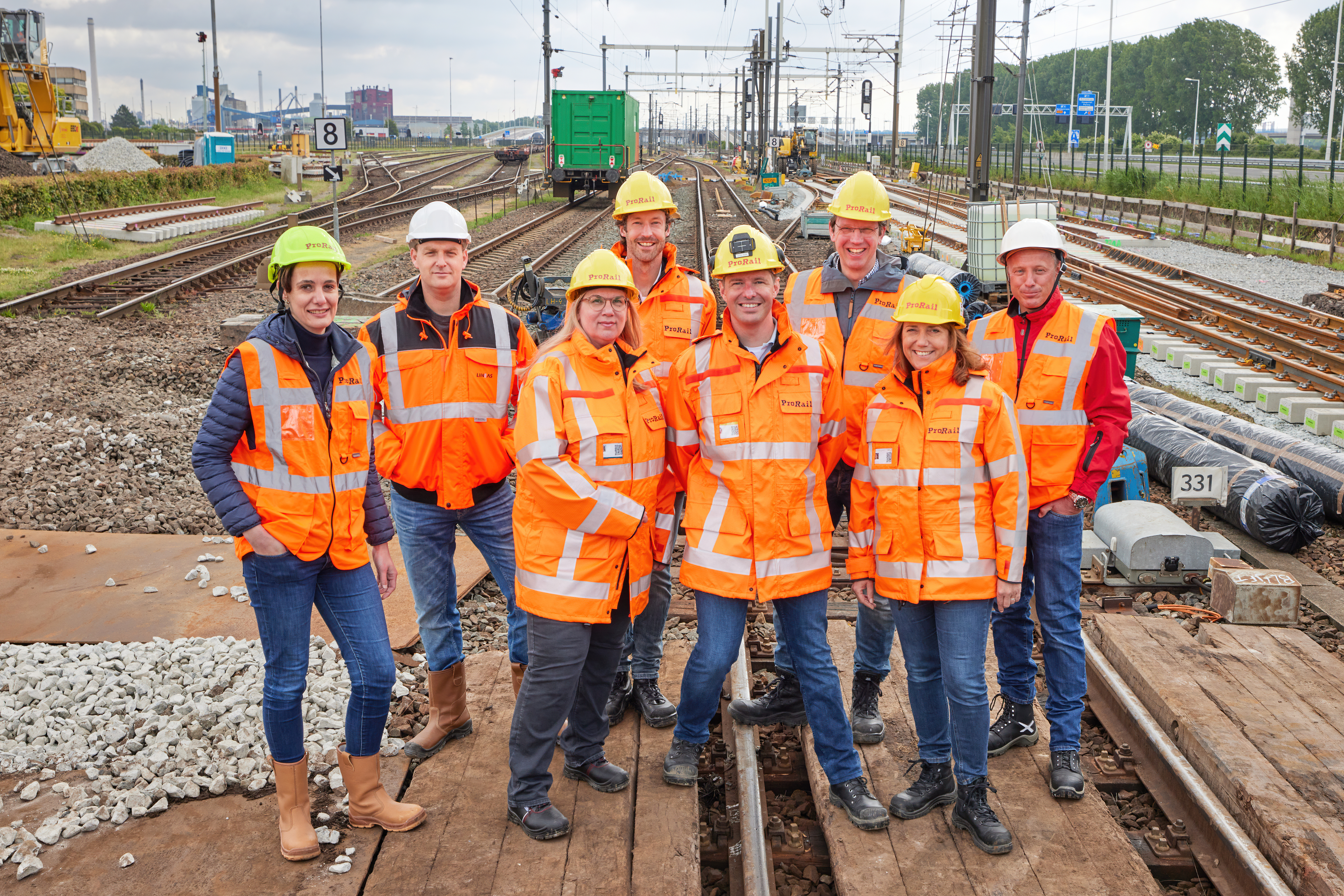Van links naar rechts: Jessica van den Bosch, Niels Maat, Silvia Bus, Ben van Hooijdonk, Jurian Nohl, John Voppen, Mirjam van Velthuizen, Hans-Willem Vroon (bouwmanager André Kop staat niet op de foto)