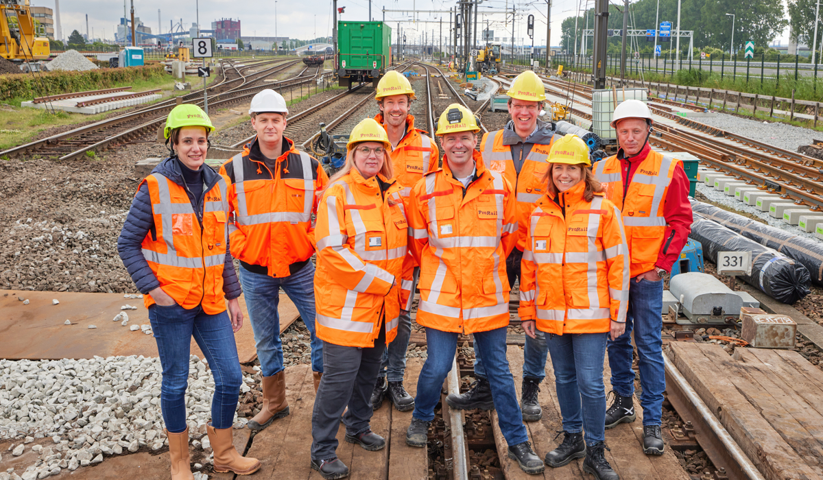 Van links naar rechts: Jessica van den Bosch, Niels Maat, Silvia Bus, Ben van Hooijdonk, Jurian Nohl, John Voppen, Mirjam van Velthuizen, Hans-Willem Vroon (bouwmanager André Kop staat niet op de foto)